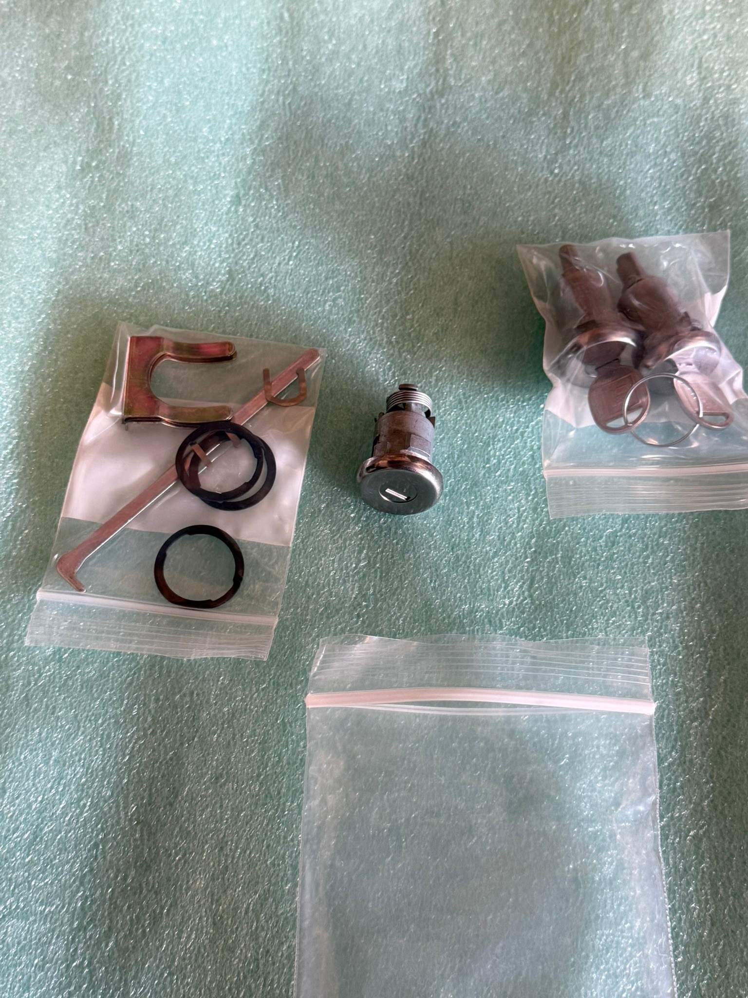 NOS GM Lock and Key Set for 1969 era Cadillac etc. - photo 2