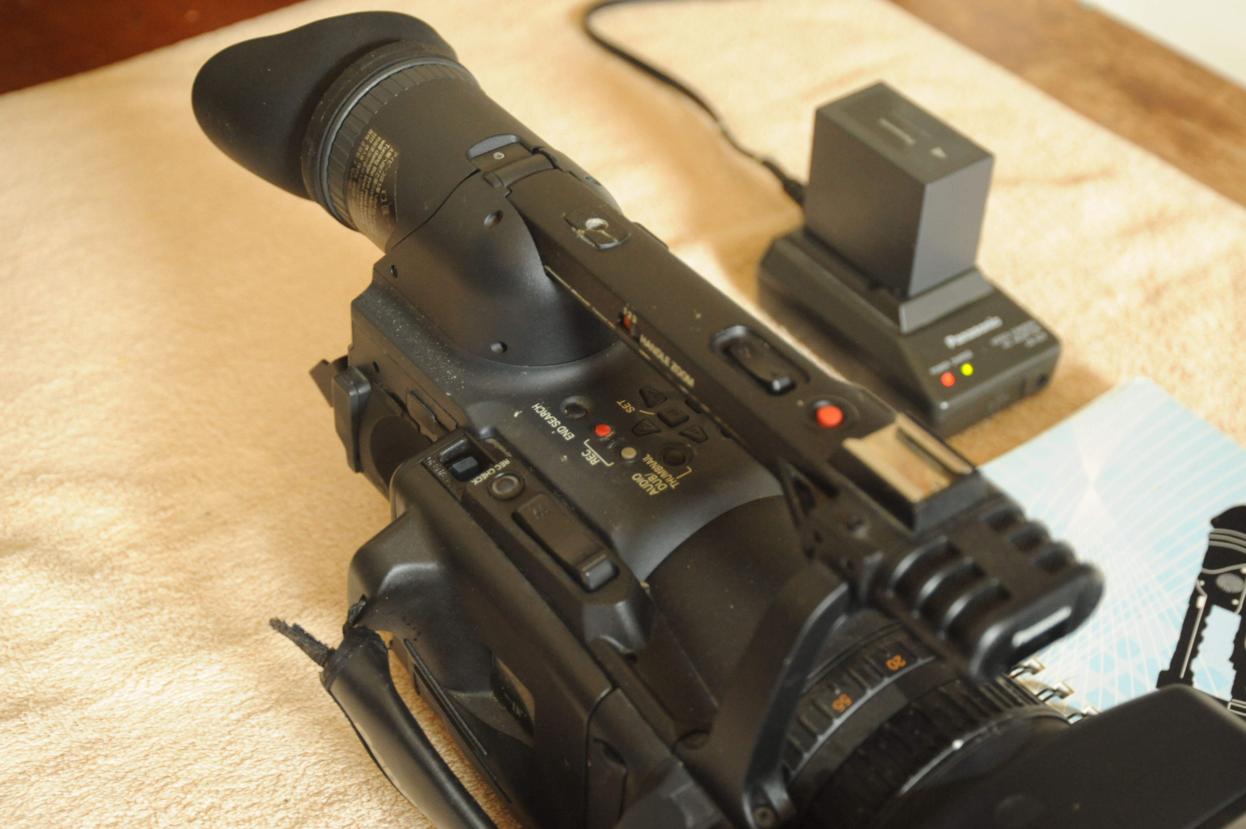 Panasonic 3CCD HVX200 Camcorder + 2 P2 Cards - photo 3