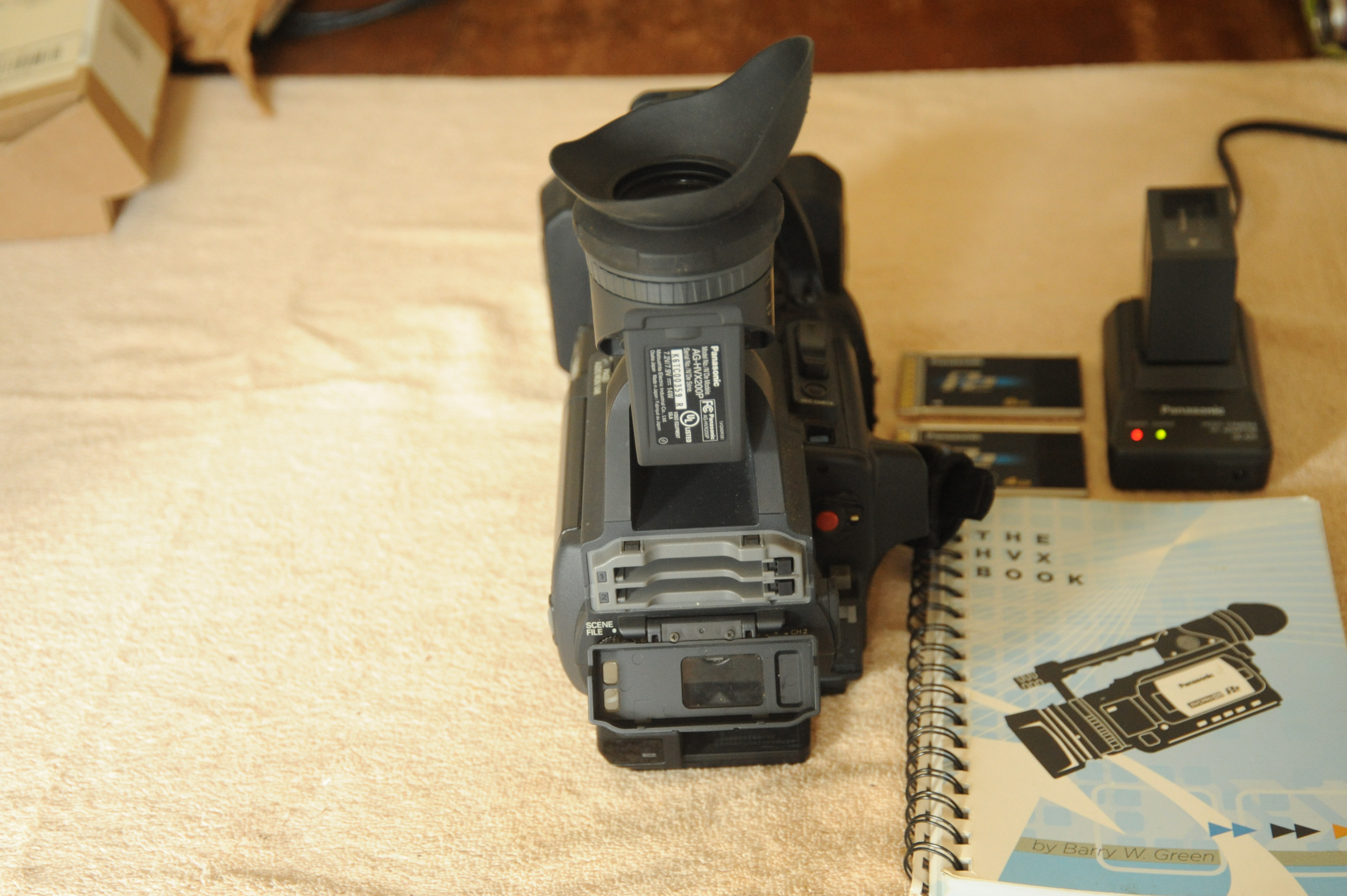 Panasonic 3CCD HVX200 Camcorder + 2 P2 Cards - photo 5