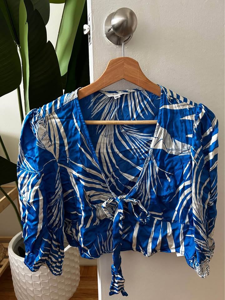 Guess Blue & White Leaf Print Top - Size M