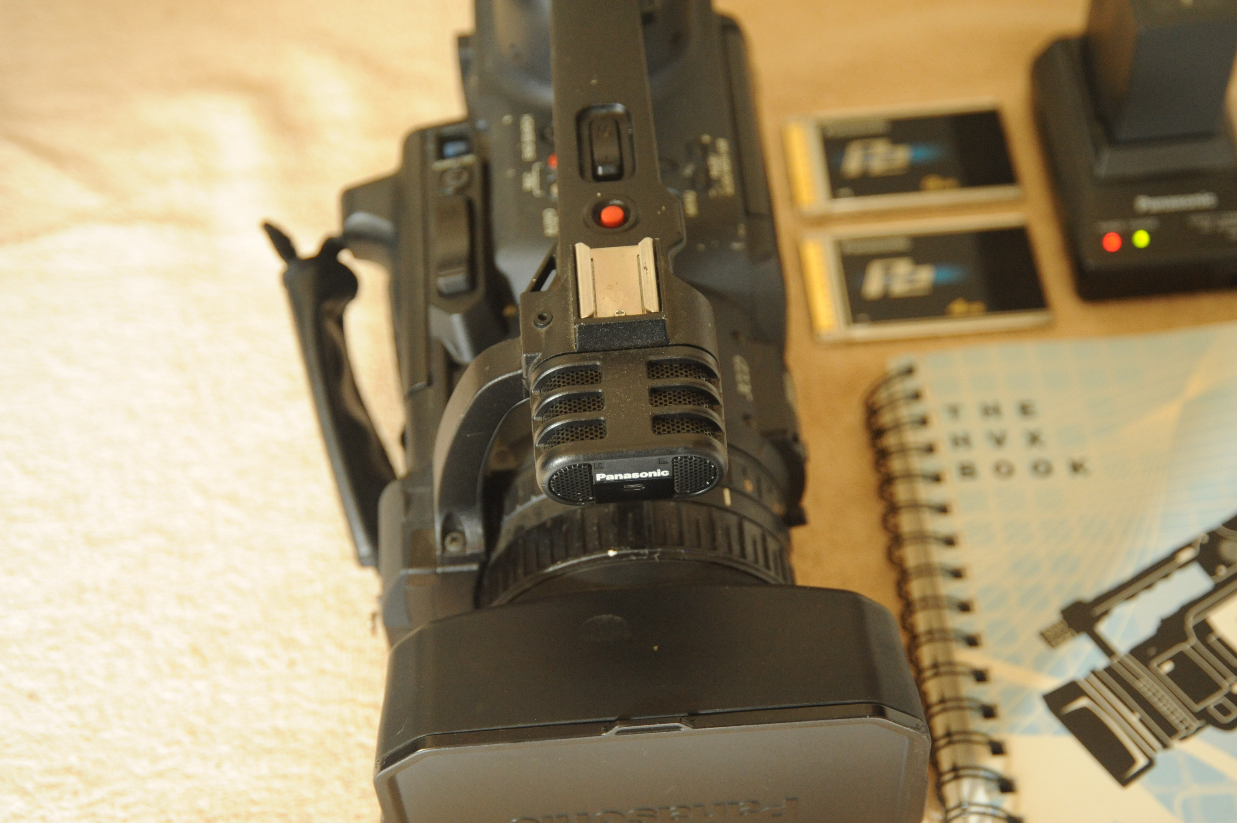 Panasonic 3CCD HVX200 Camcorder + 2 P2 Cards - photo 4