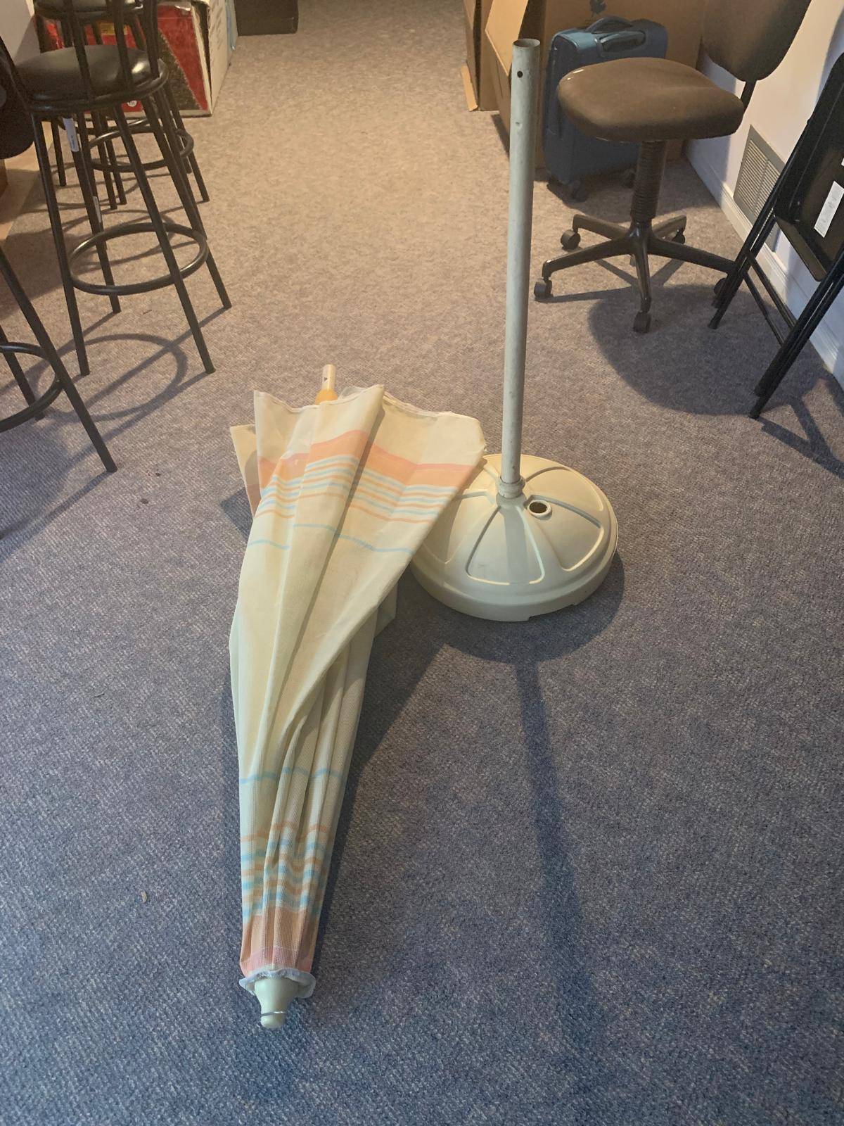 Patio Umbrella + 6 Chairs with Cushions - photo 3
