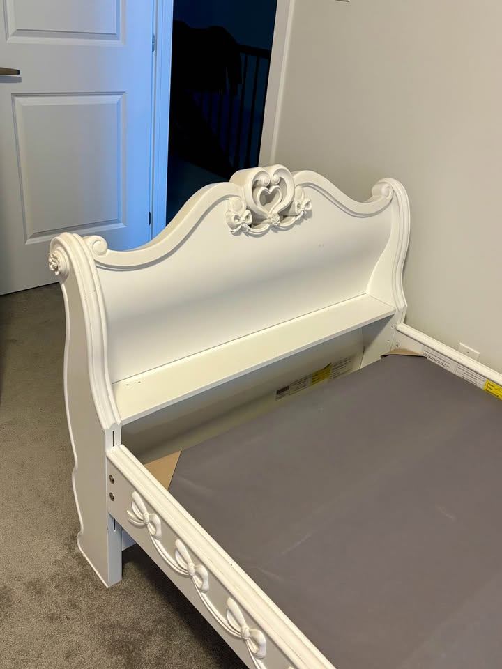 Disney Princess 3pc Bedroom Set – Twin Bed, Dresser, Nightstand - photo 4