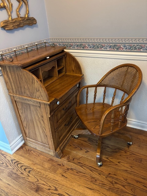 Pulaski RollTop Desk + Oak Captains Chair (Keepsakes Collection) - photo 2
