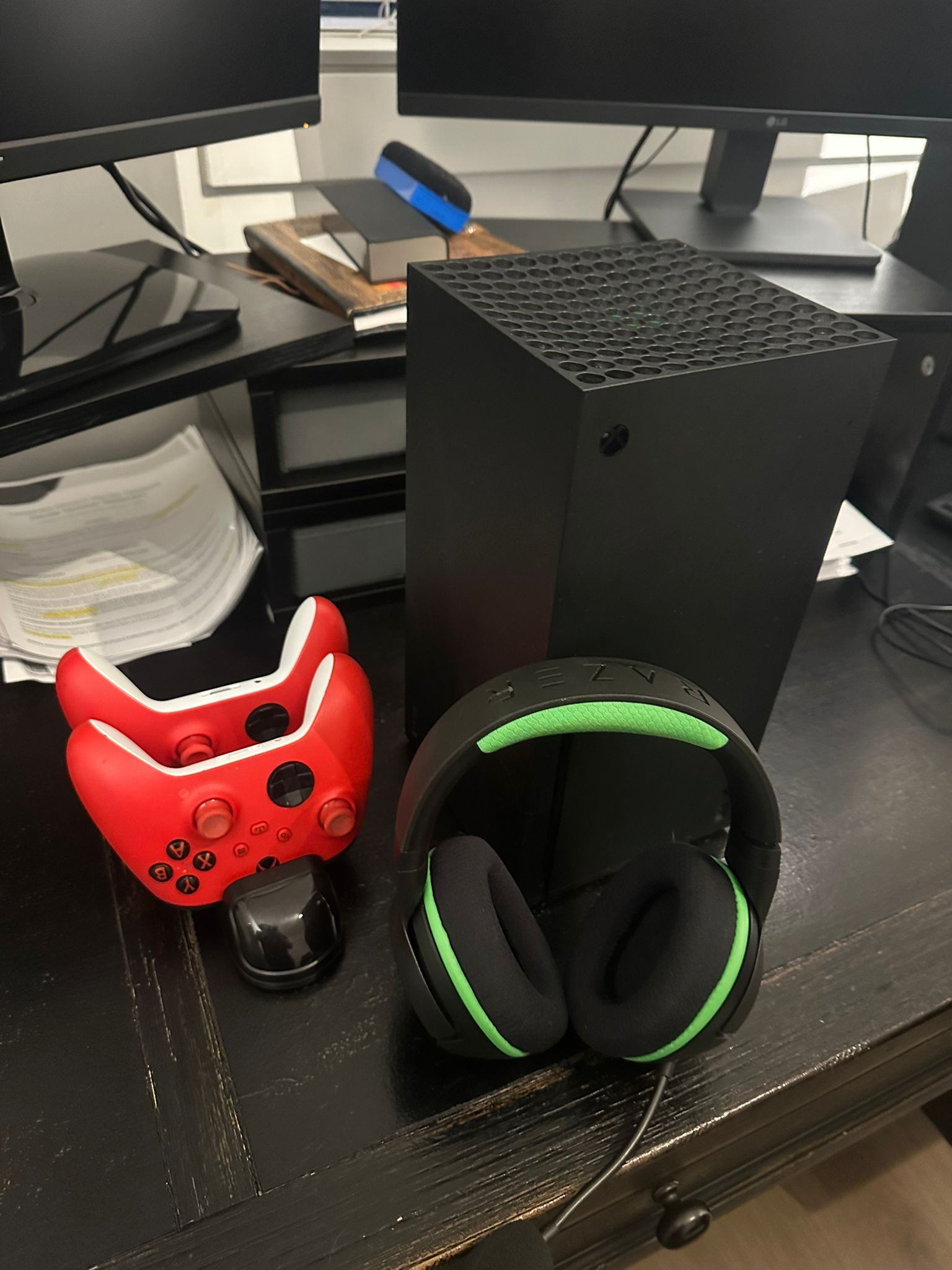 Xbox Series X 1TB Bundle – 2 Controllers + Razer Headset