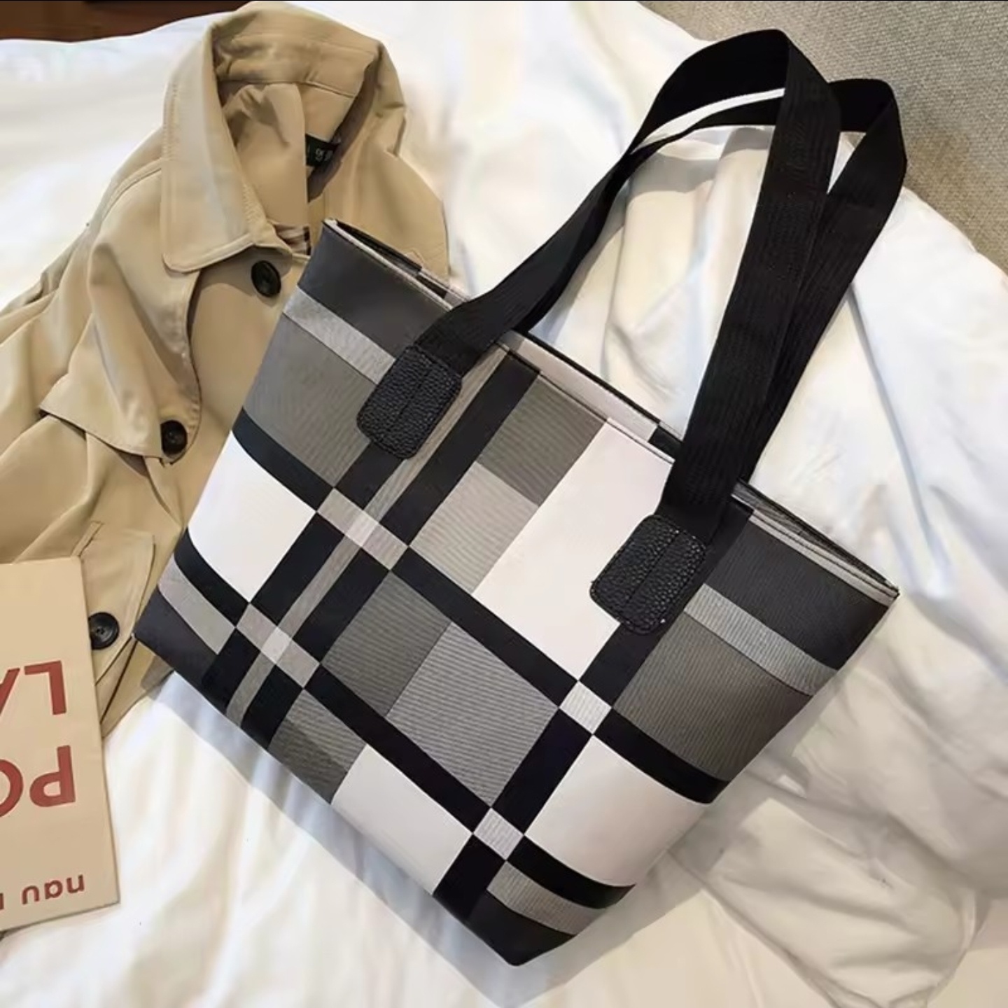 Plaid Tote Bag Large Capacity Handbag, Black, white and Gray.