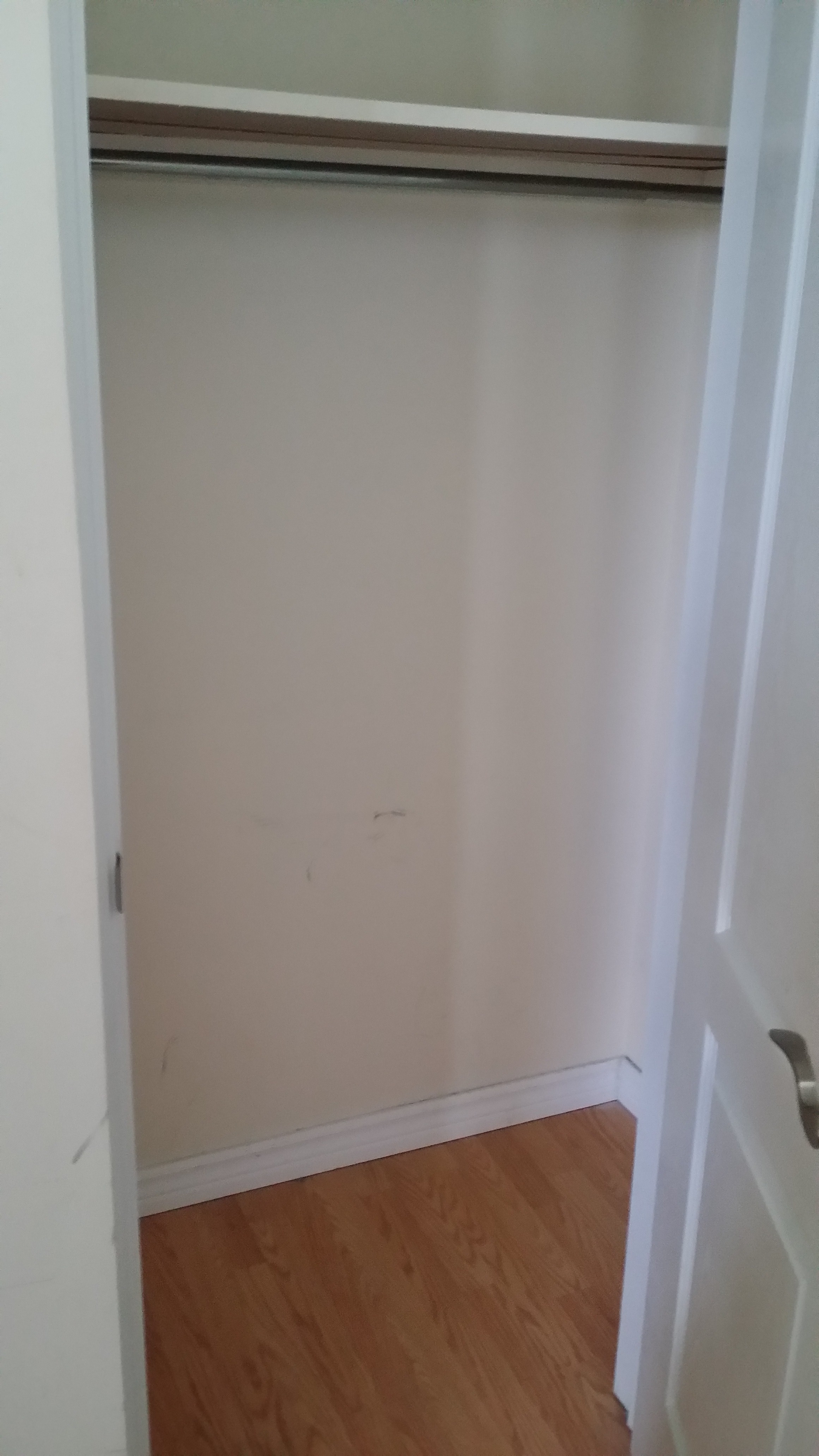 bedroom with private washroom $750 all include near York Uni. - photo 4
