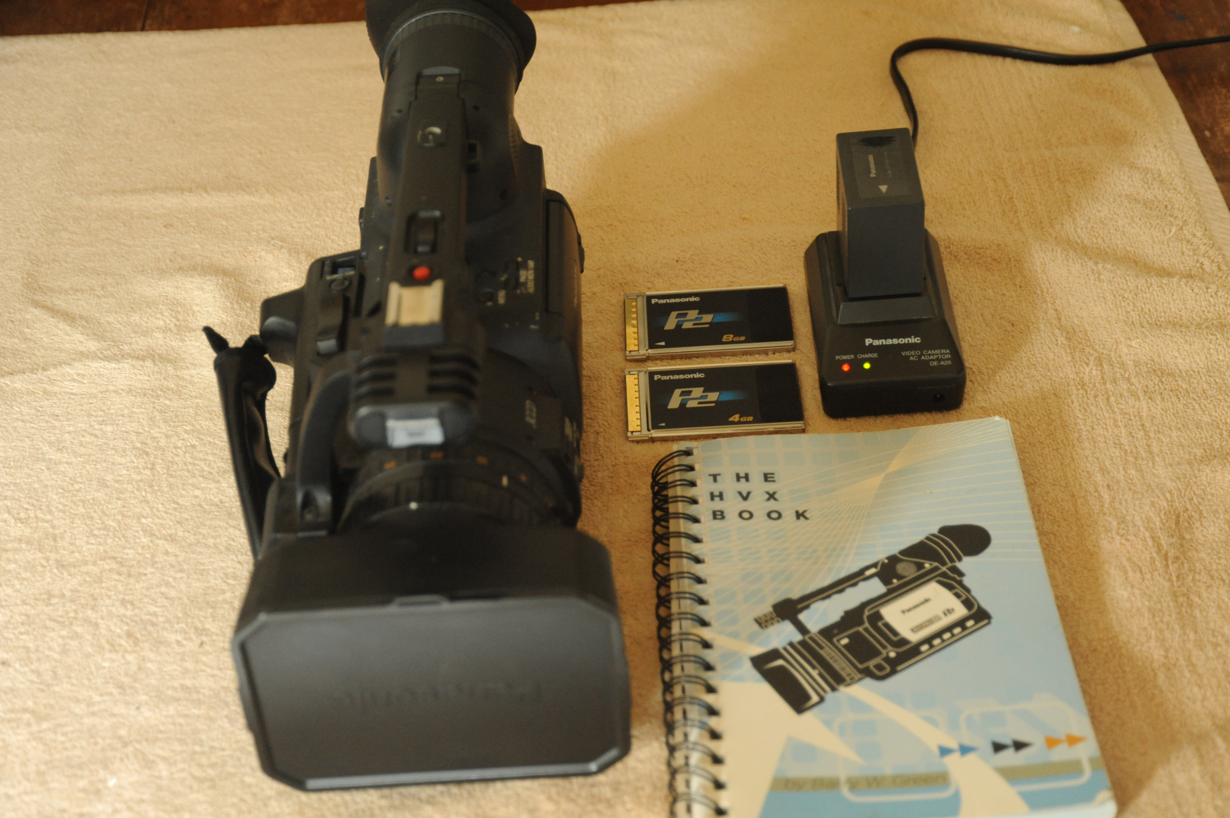 Panasonic 3CCD HVX200 Camcorder + 2 P2 Cards