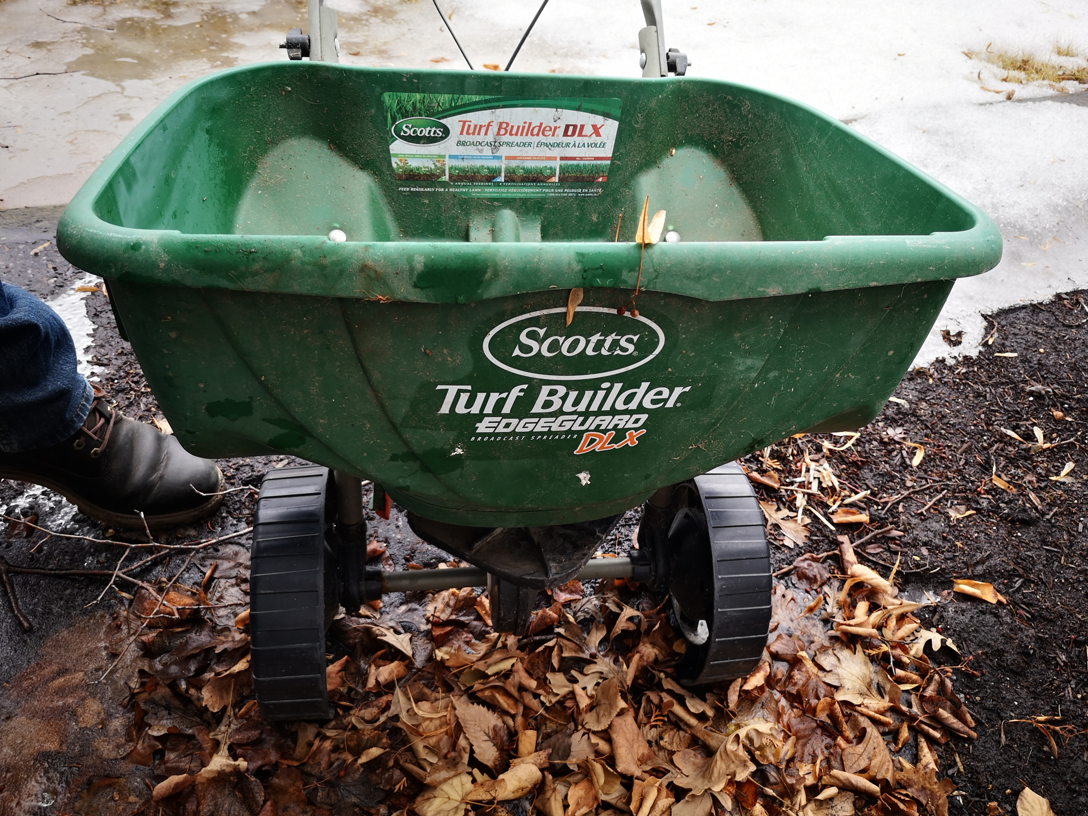 Fertilzer and seed spreader. Scotts Turf Builder. - photo 3