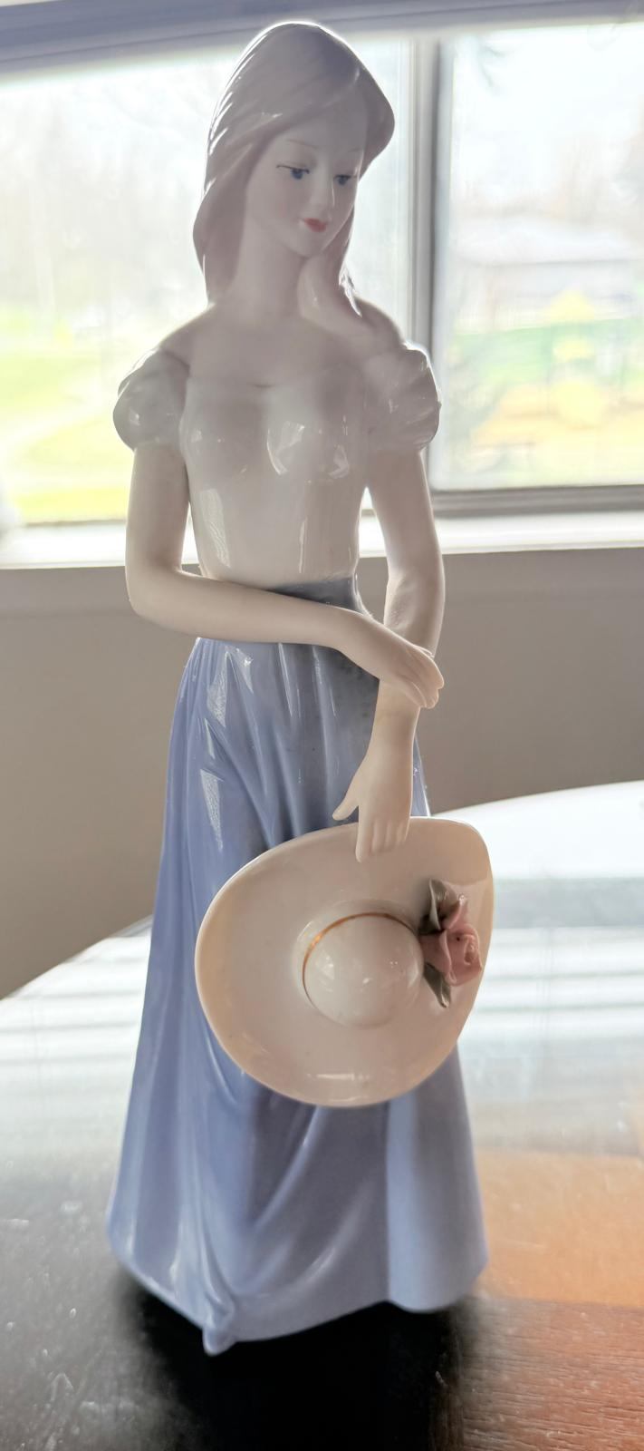 Elegent woman statue - photo 3