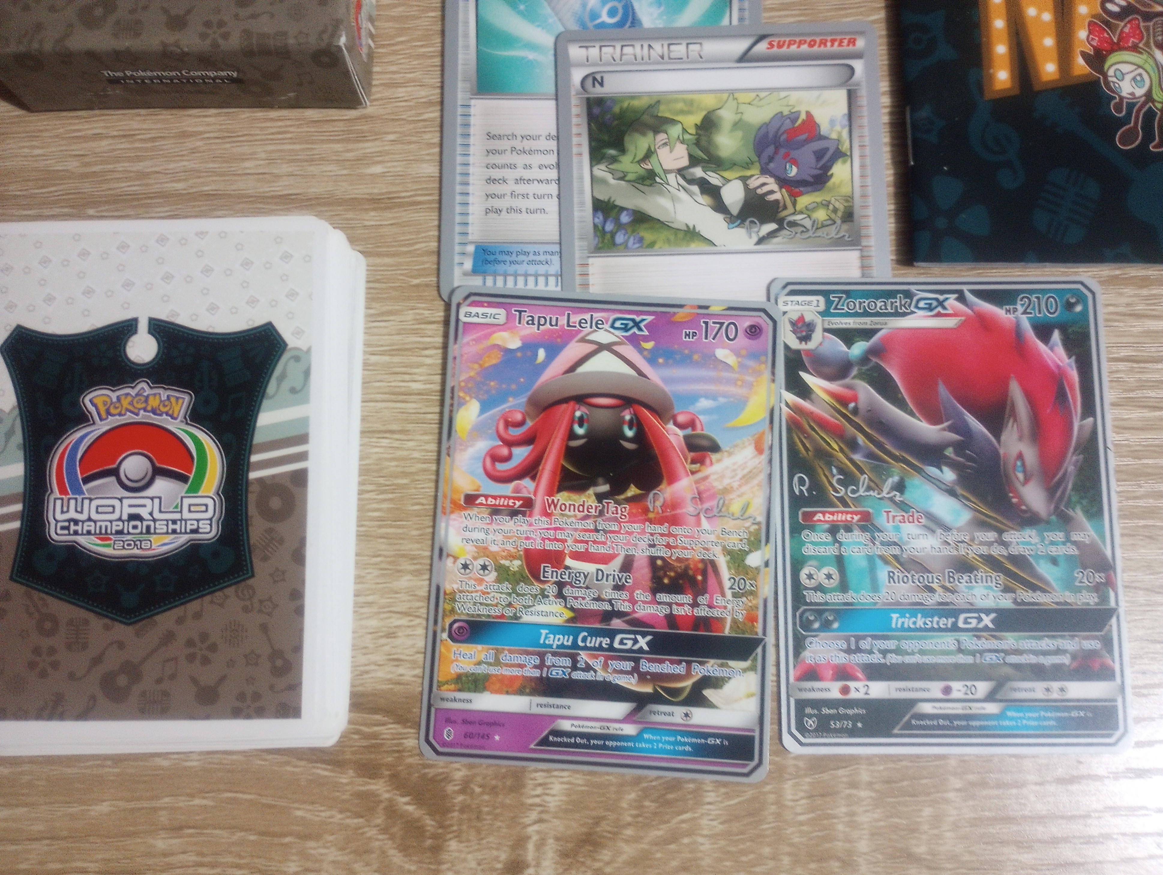 Pokemon 2018 World Championship Decks with Pin and Booklet - photo 2