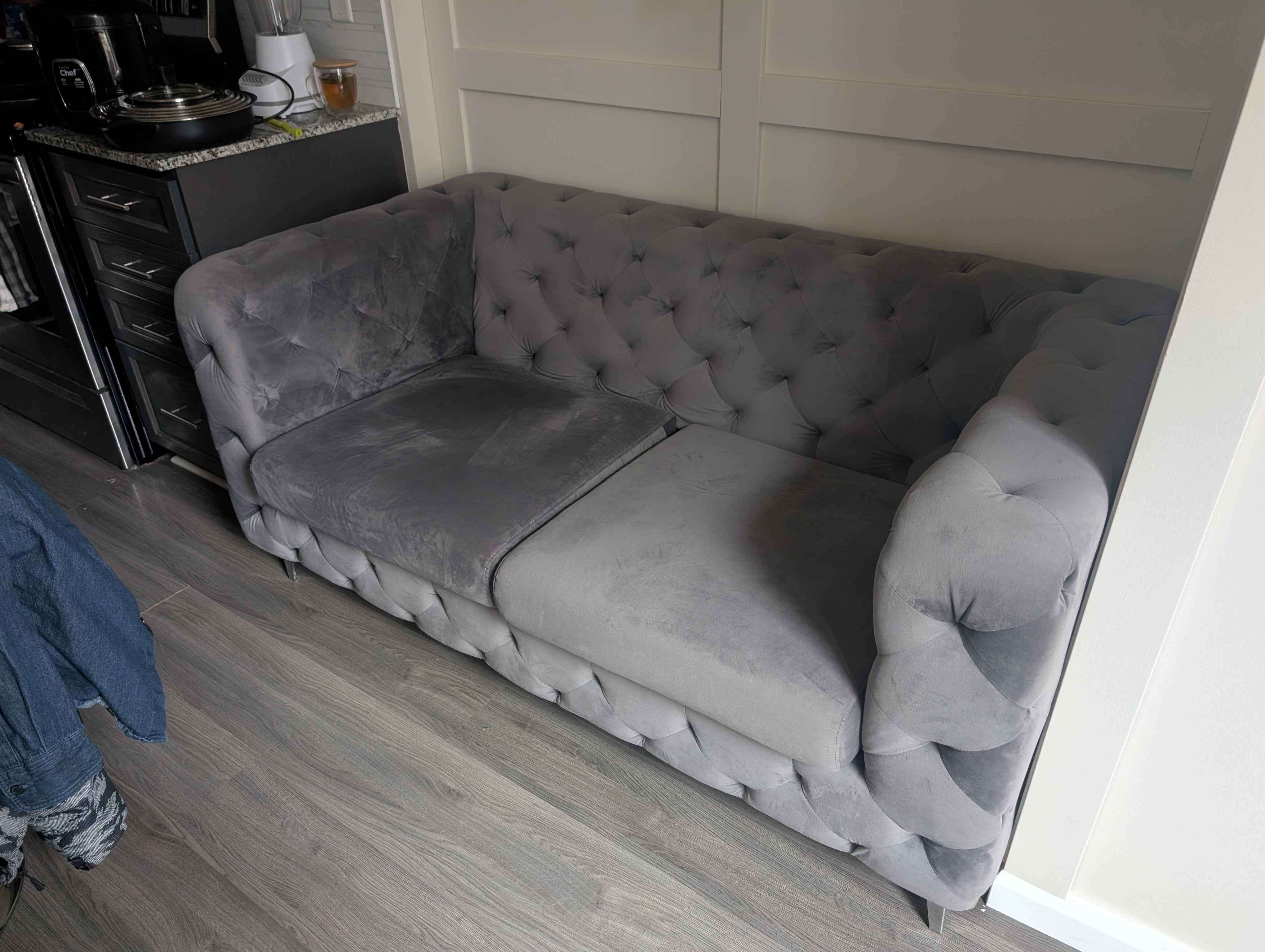Gray tufted velvet Chesterfield-style sofa - photo 5