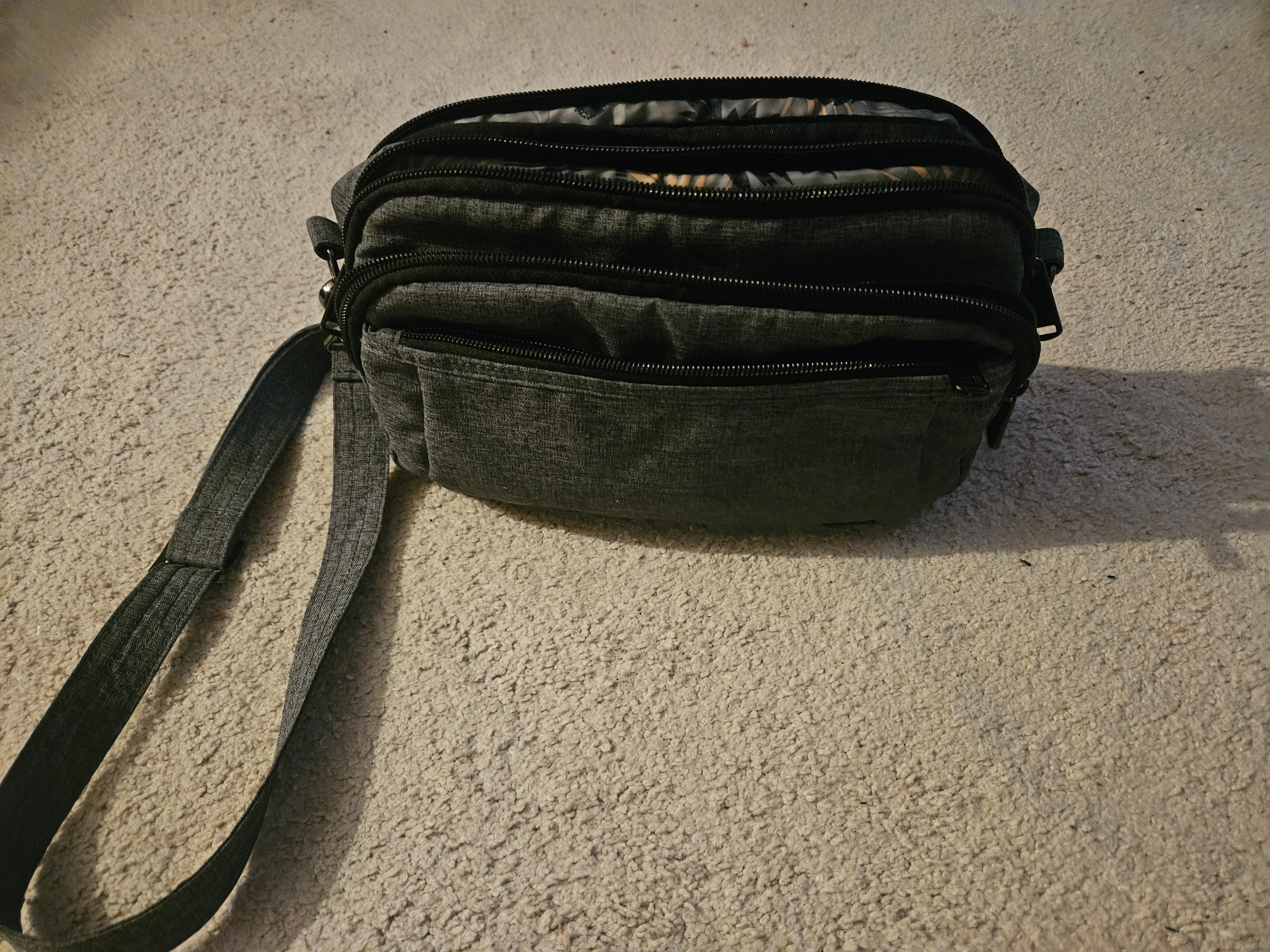 Lug Scoop Crossbody Travel Bag, Heather Indigo, MINT Cond (RFID)