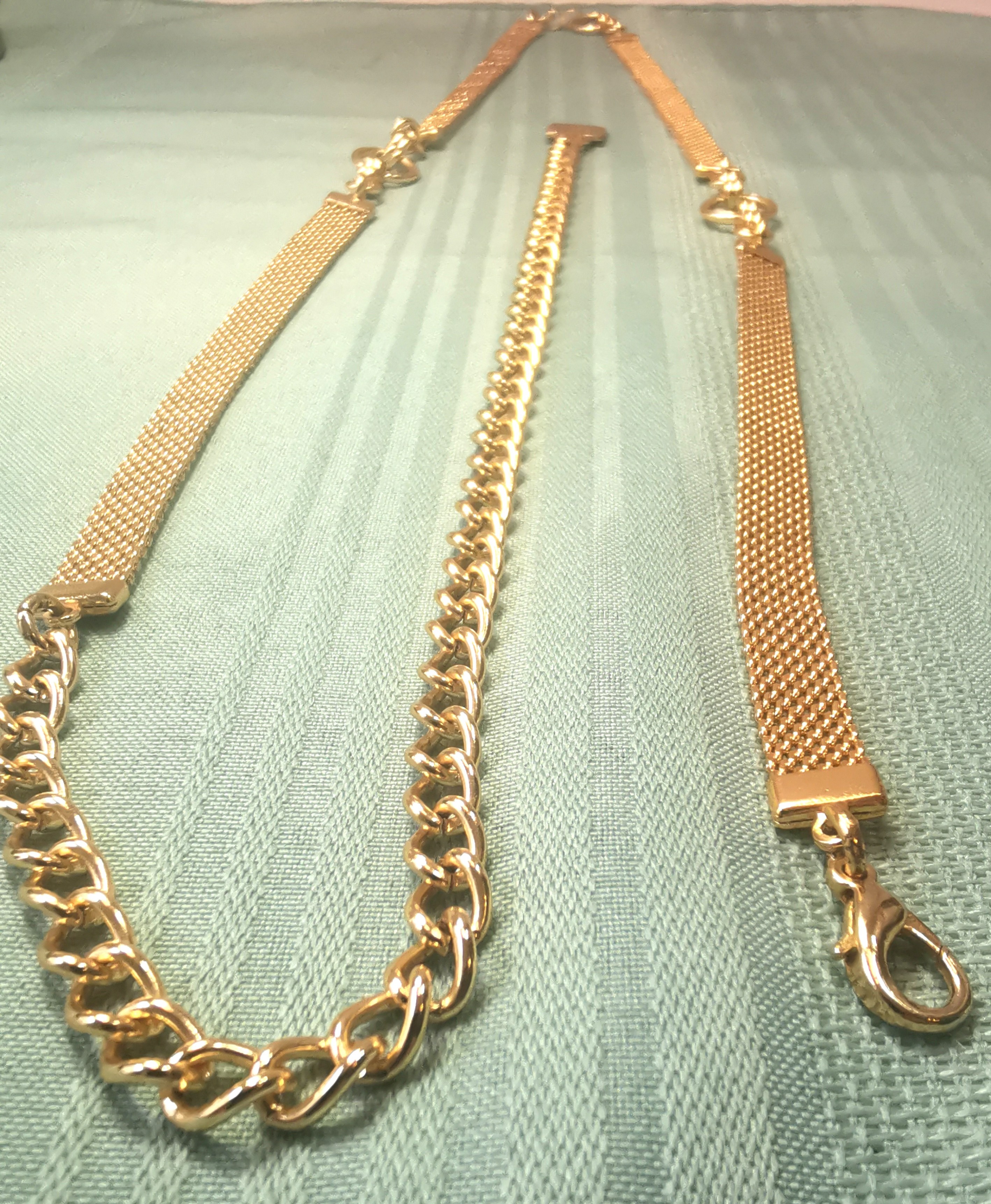 1990 Gold Tone Mesh Belt Padlock Charm 40.5" Adjustable Chain