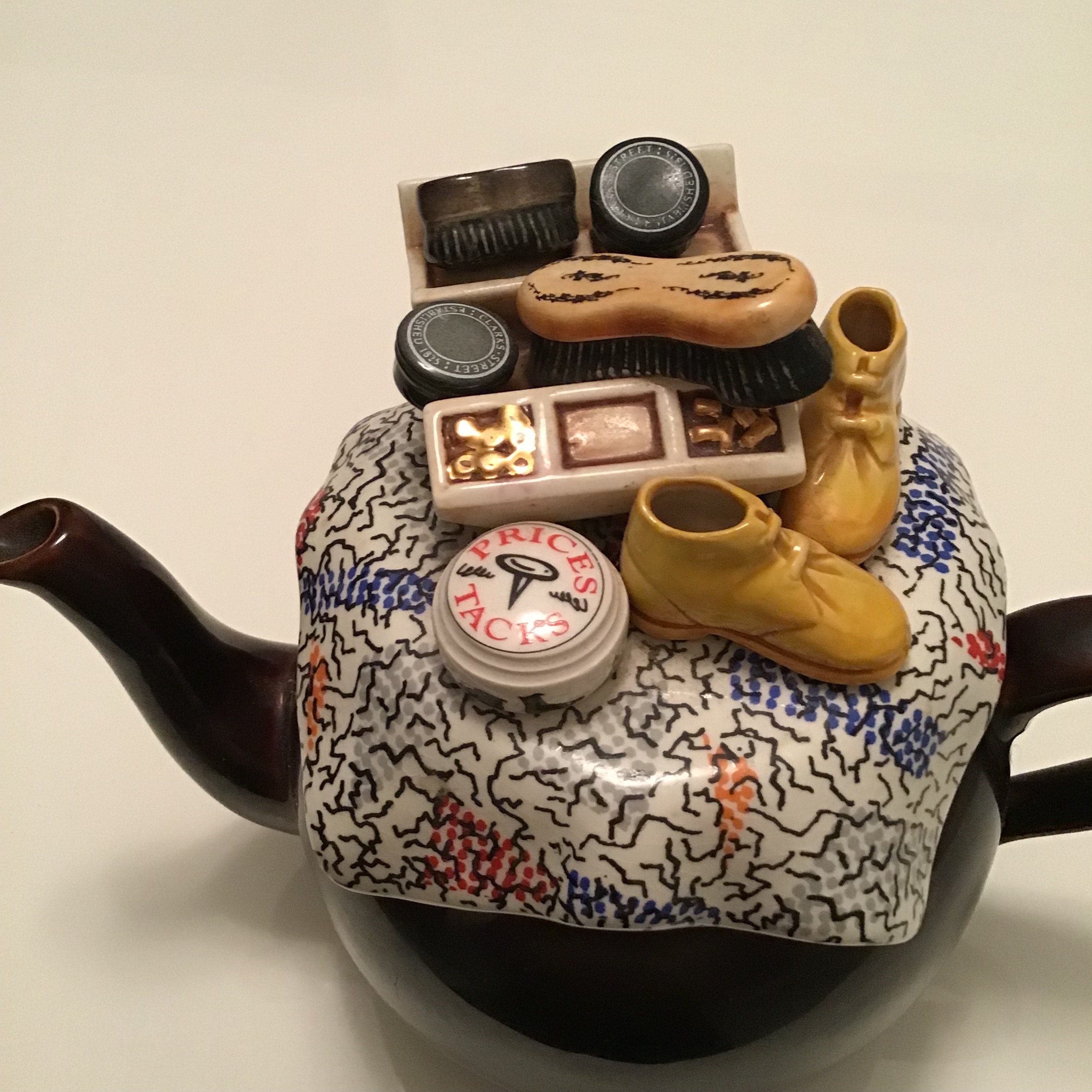 ENGLISH CARDEW "SHOE CLEANING" TEAPOT