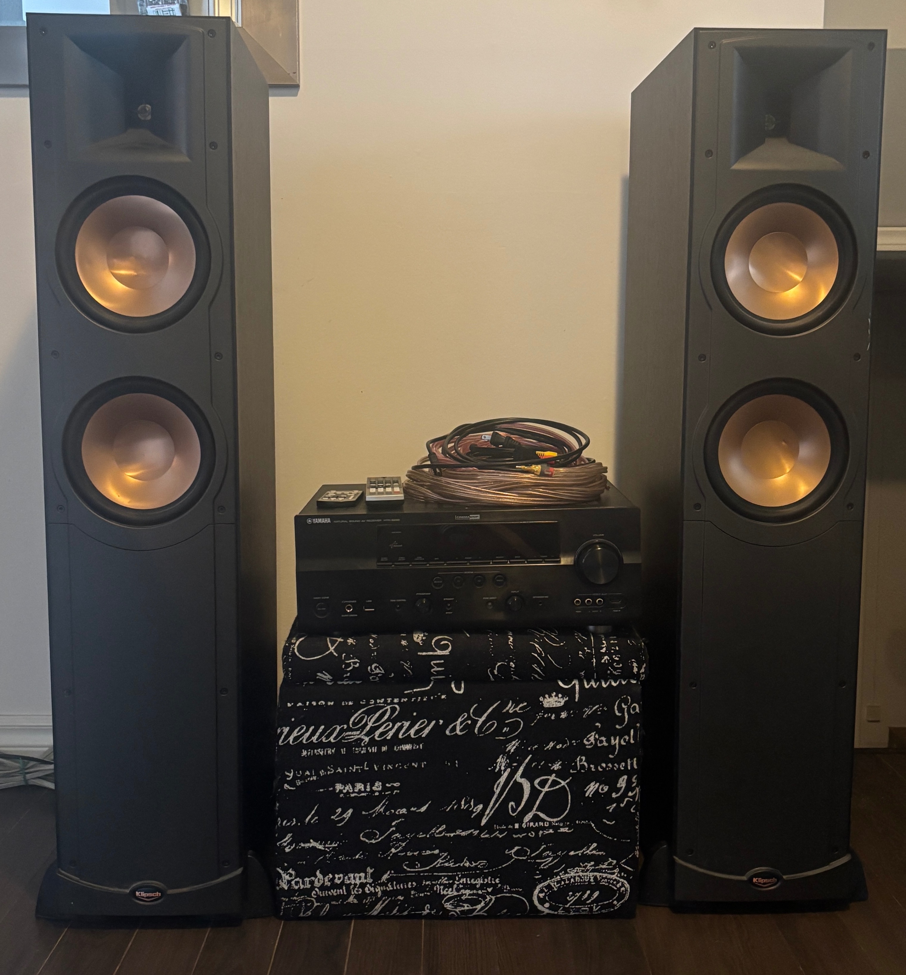 Yamaha Receiver / 2x Klipsch floor standing speaker