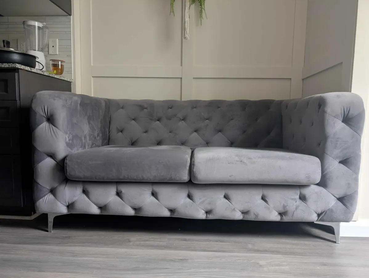 Gray tufted velvet Chesterfield-style sofa - photo 3