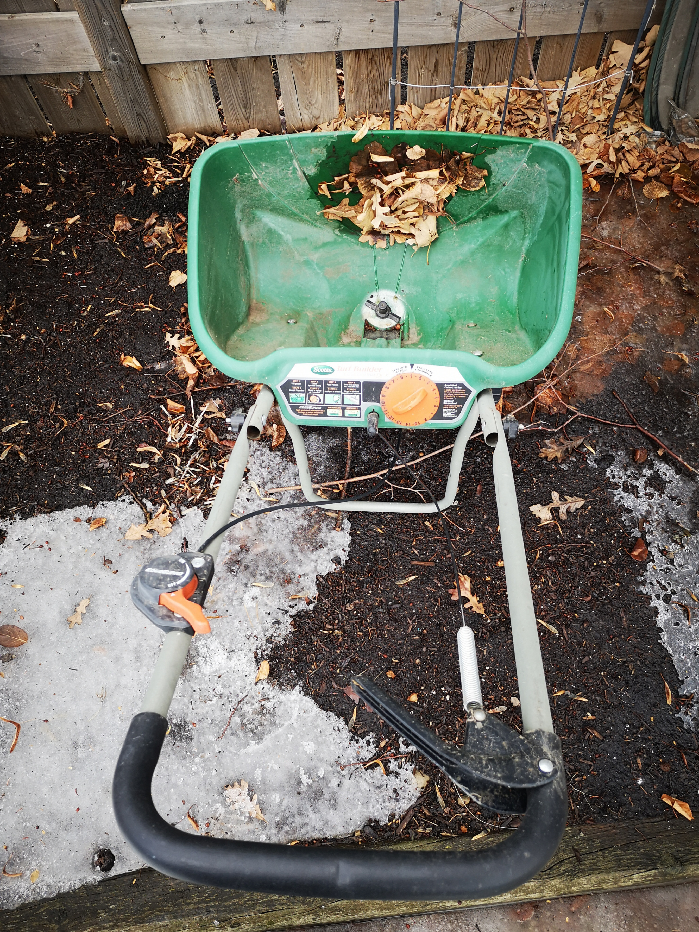 Fertilzer and seed spreader. Scotts Turf Builder. - photo 2