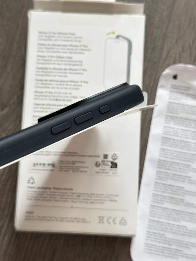 Apple iPhone 17 Pro Silicone Case with MagSafe – Black - photo 5