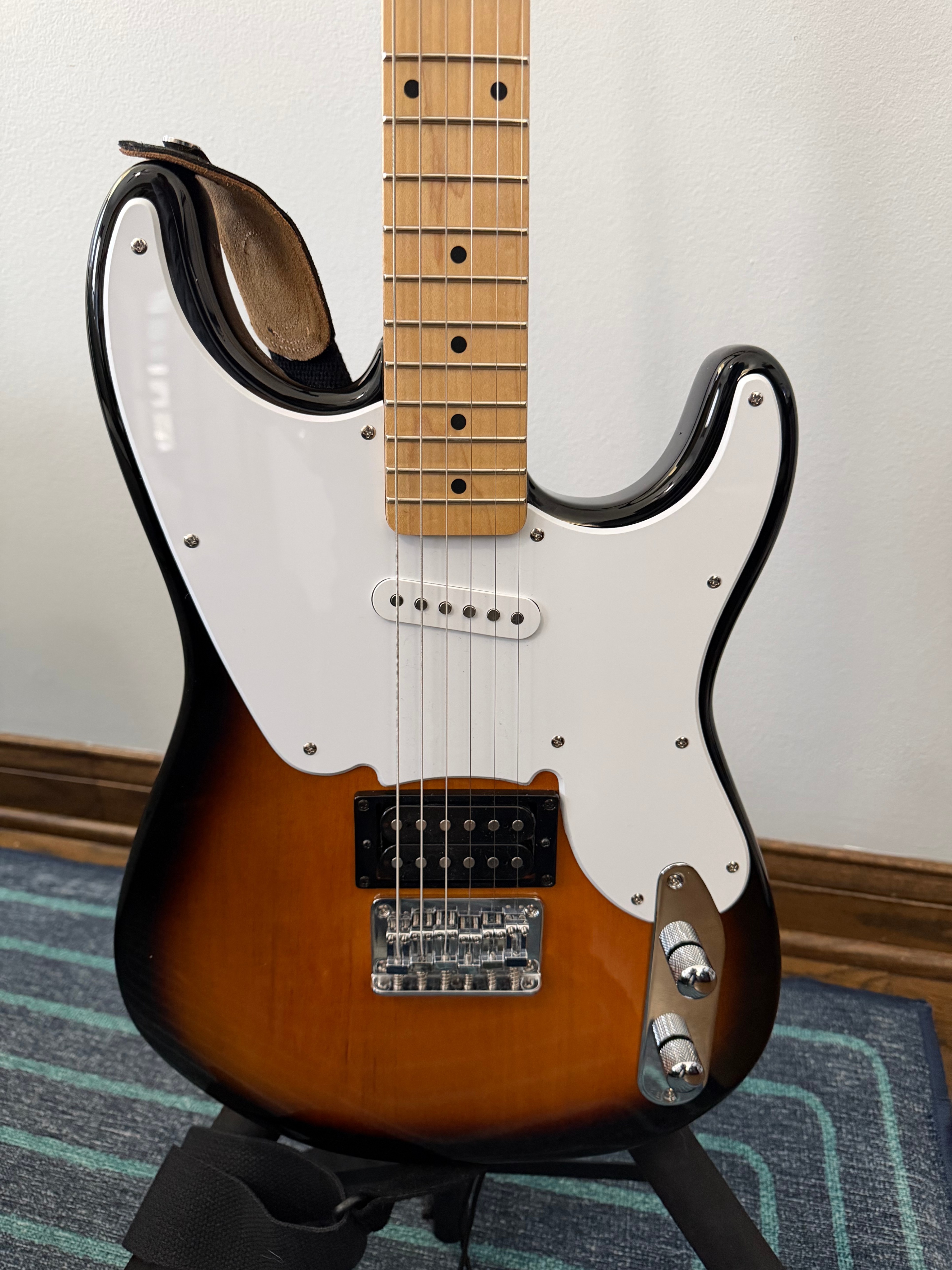 Squier `51 Guitar + Strap - photo 4