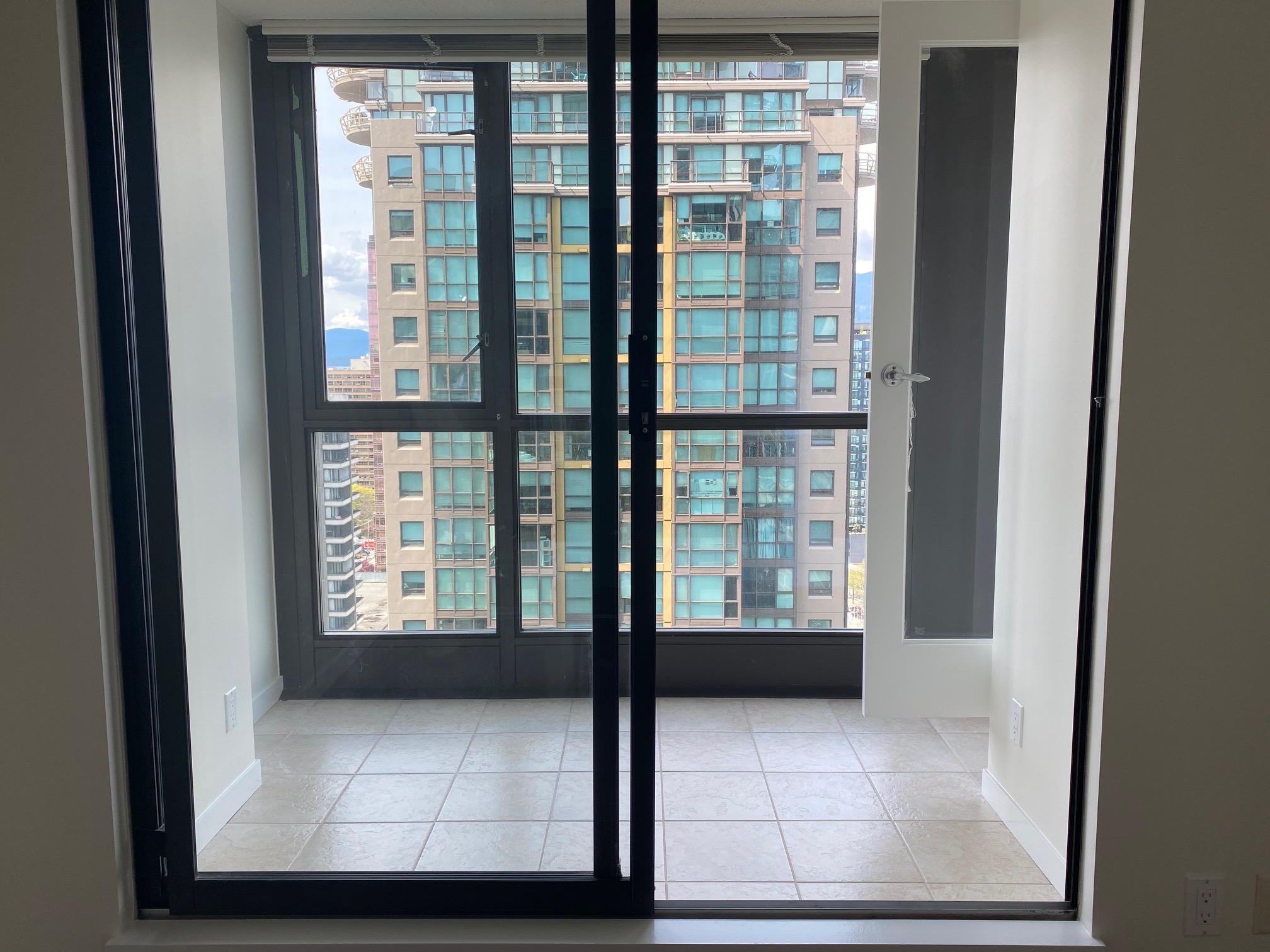 1 Bed + 1 Bath Apartment with View - Central downtown - photo 5