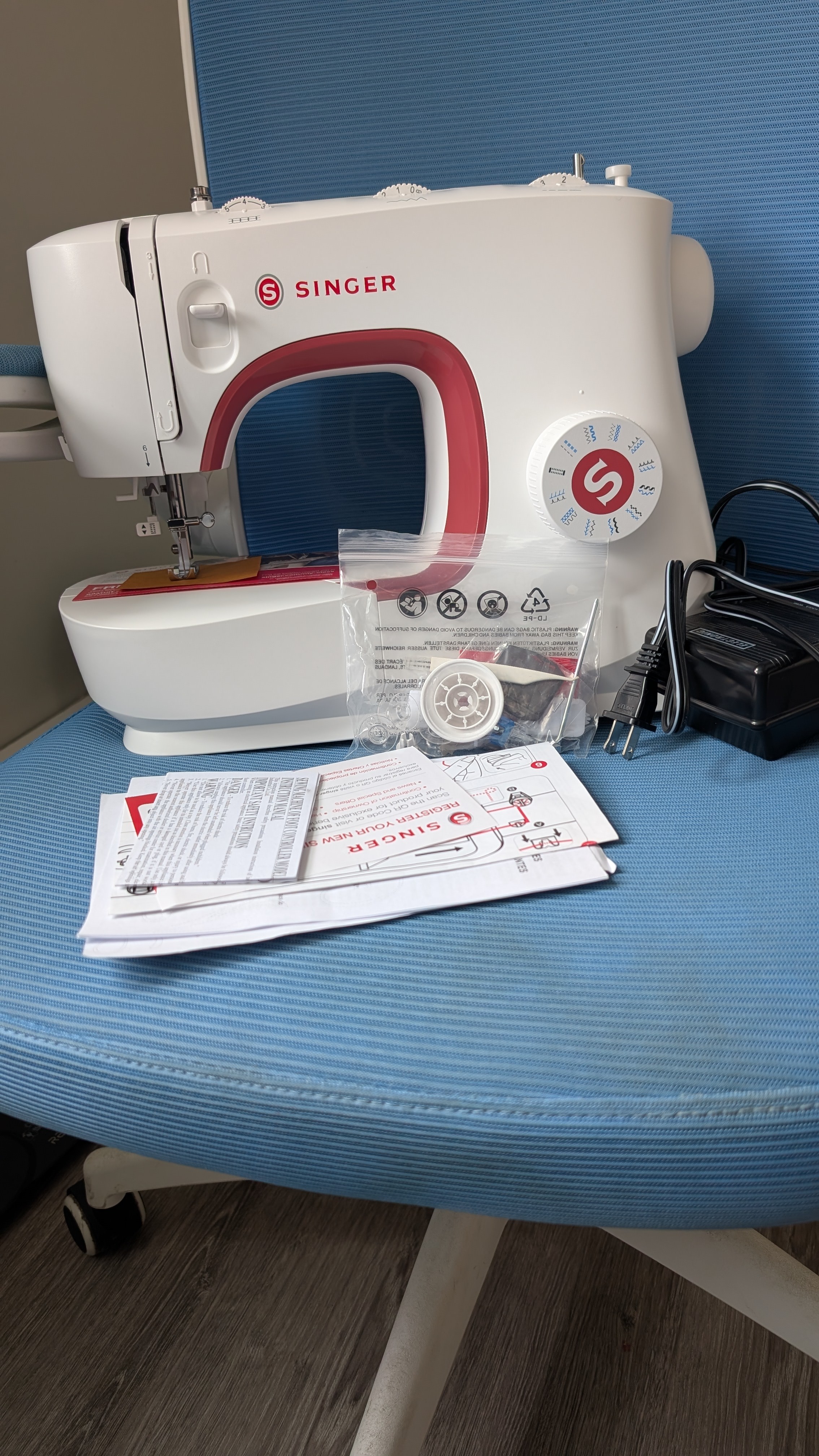 NEW SINGER MX231 Lightweight & Portable Sewing Machine - photo 2