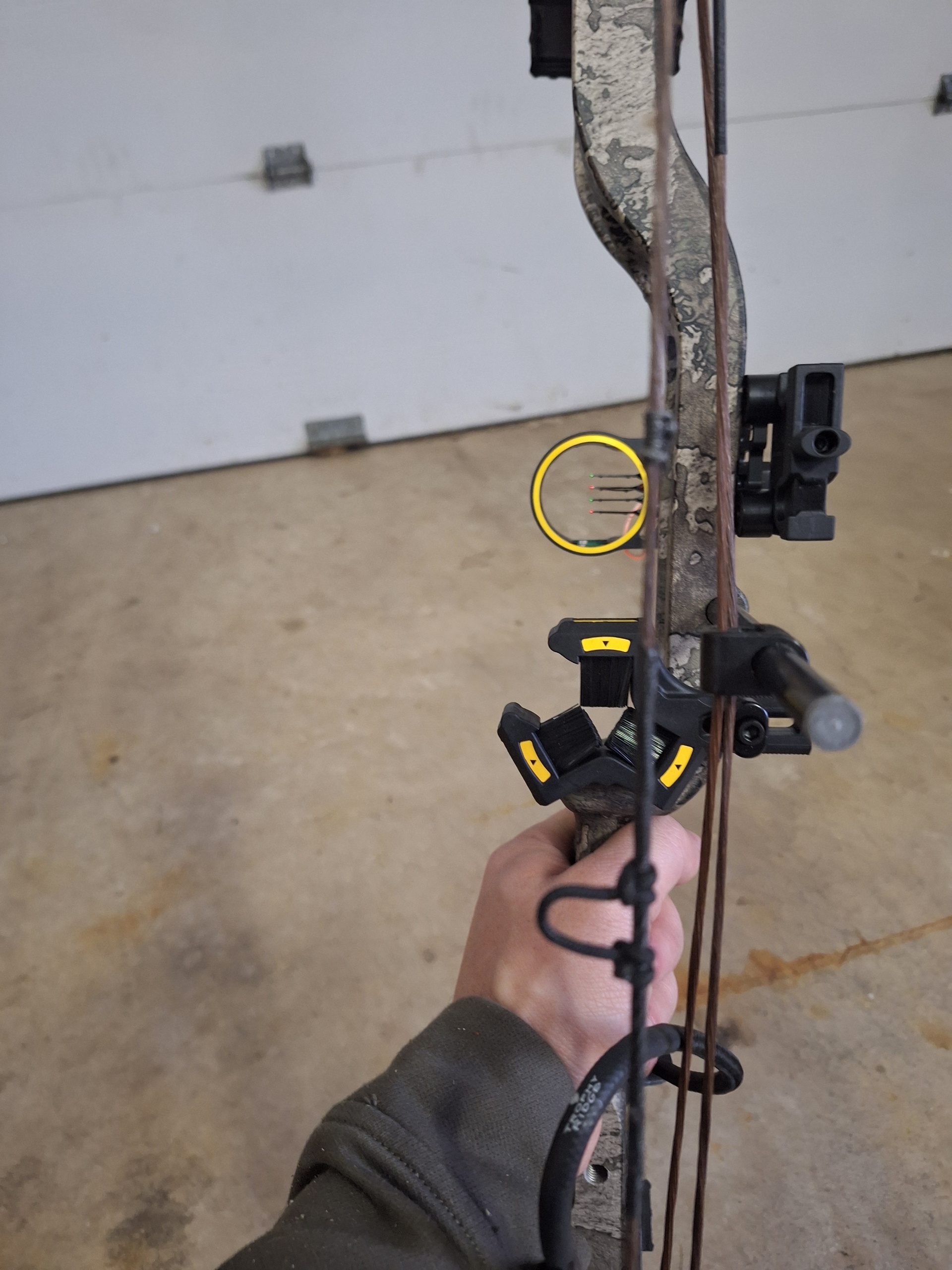 Bear Archery Uproar Compound Bow 70lb 25.5-30 Draw - photo 2