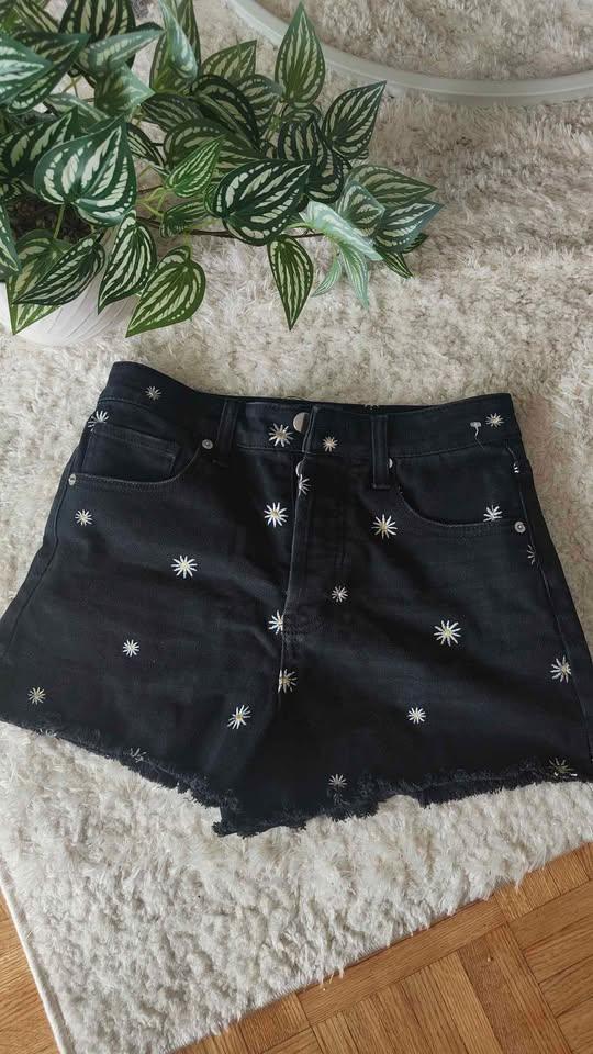 Black Daisy Shorts - Size 26/S