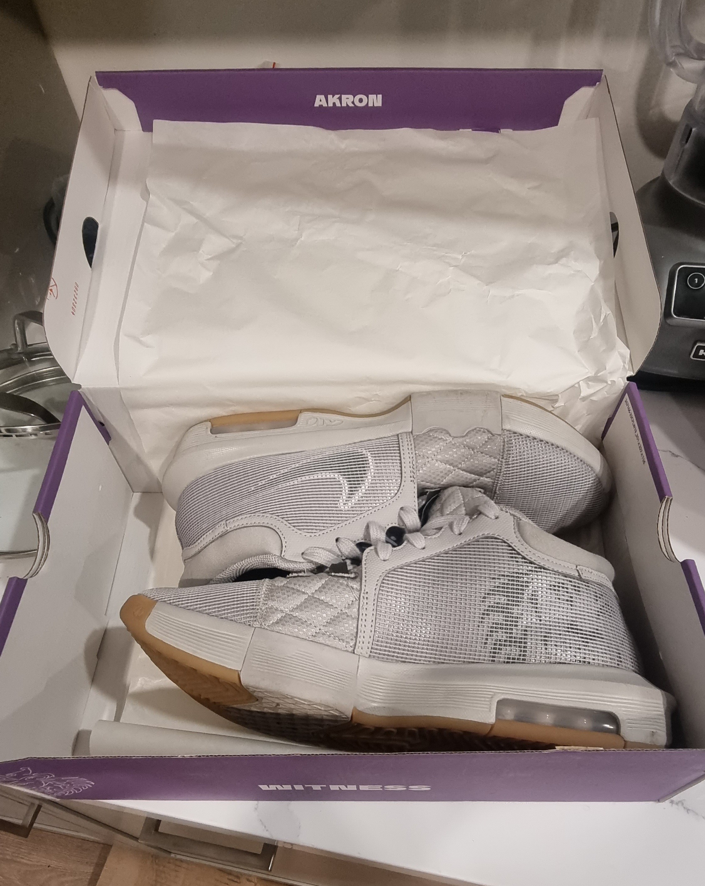 Lebron Witness 8 Size 10 - photo 2