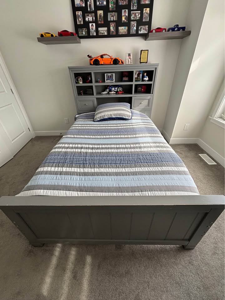 Full/Double Bedroom Set with Dresser & Mirror - photo 2