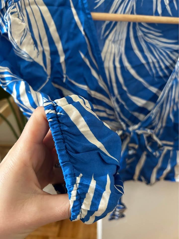 Guess Blue & White Leaf Print Top - Size M - photo 3