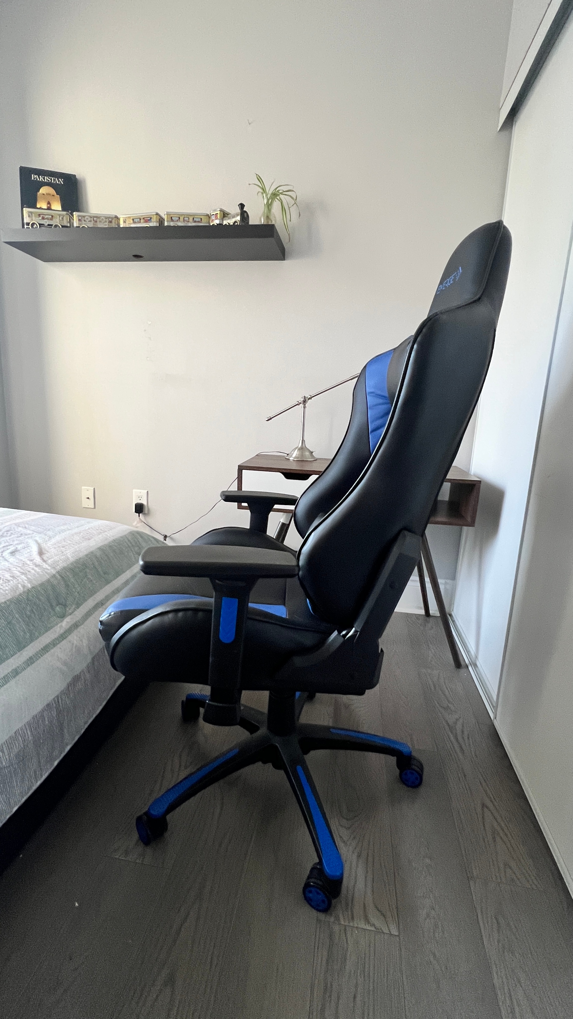 STAPLES Emerge Vartan Gaming Chair - Black/Blue - photo 2