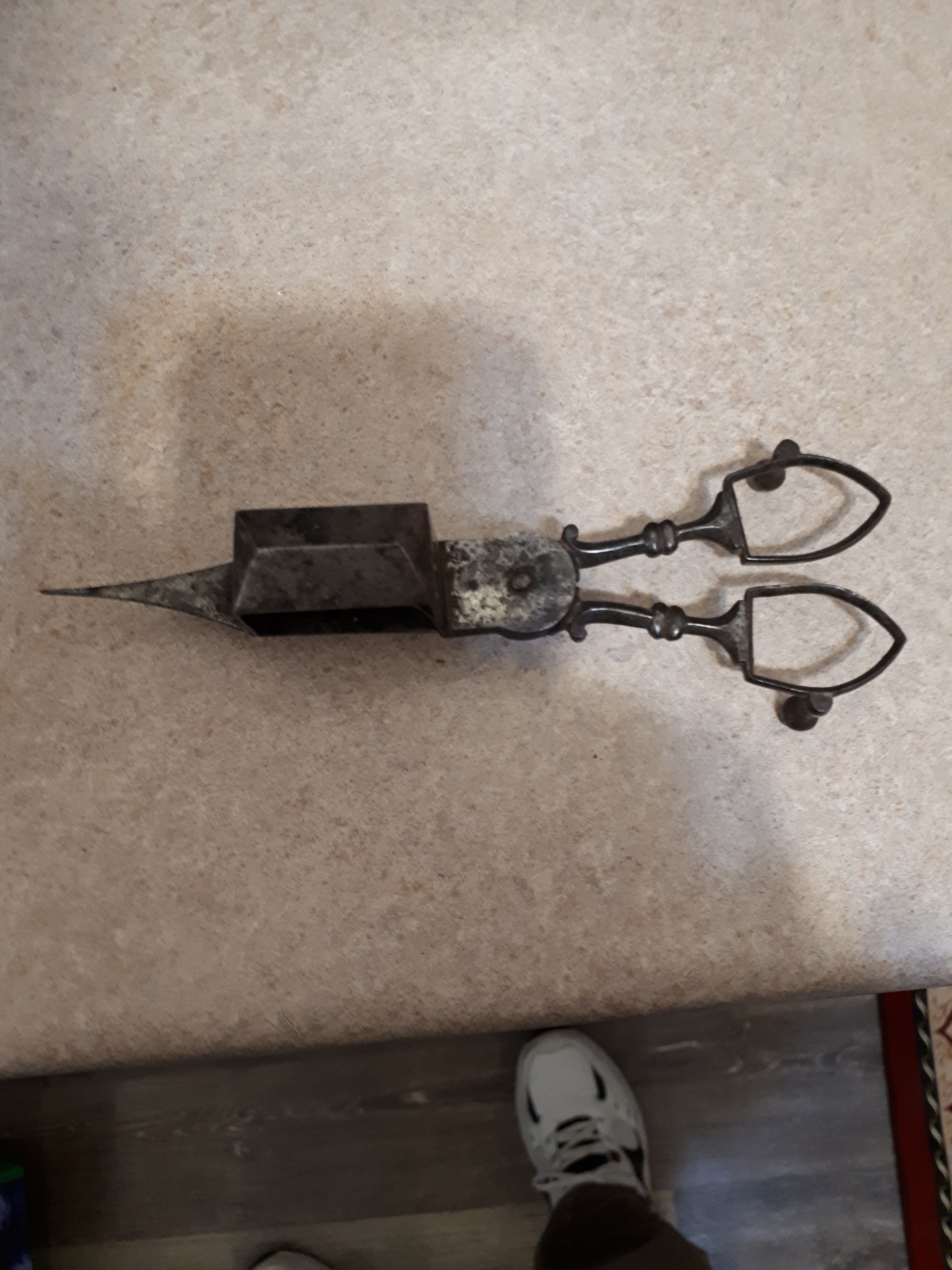 ANTIQUE CANDEL SNUFFER