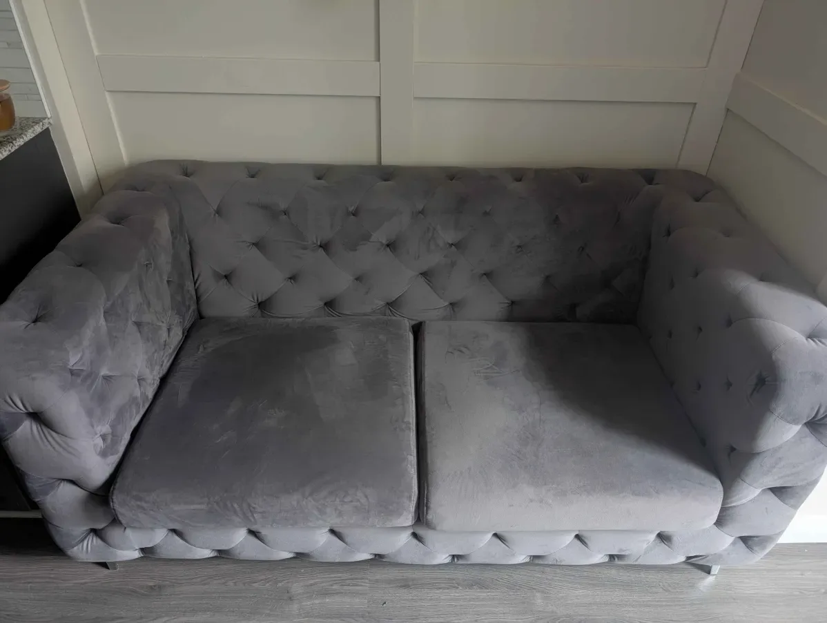 Gray tufted velvet Chesterfield-style sofa - photo 4