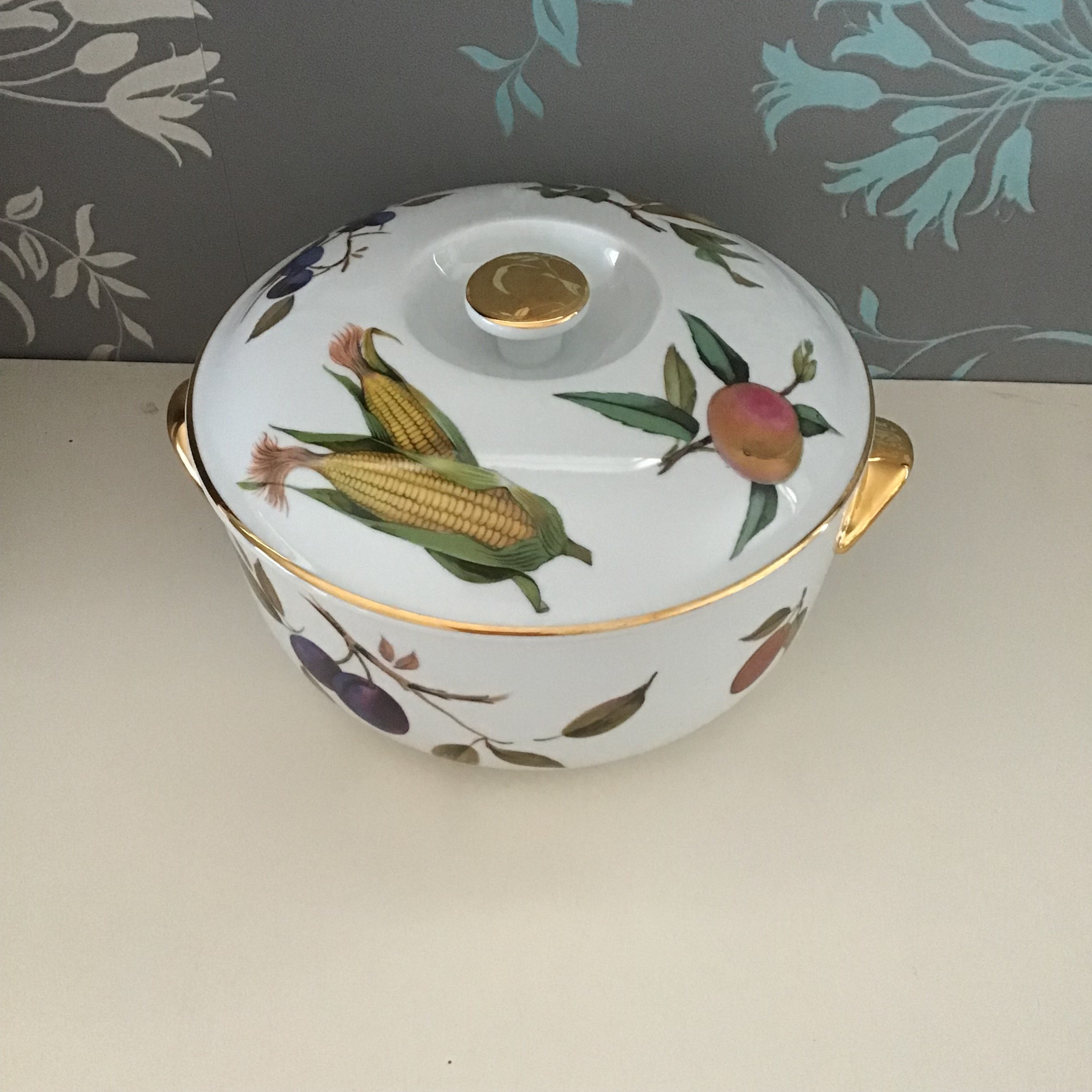 LARGE ROYAL WORCESTER CASSEROLE DISH WITH LID, EVESHAM
