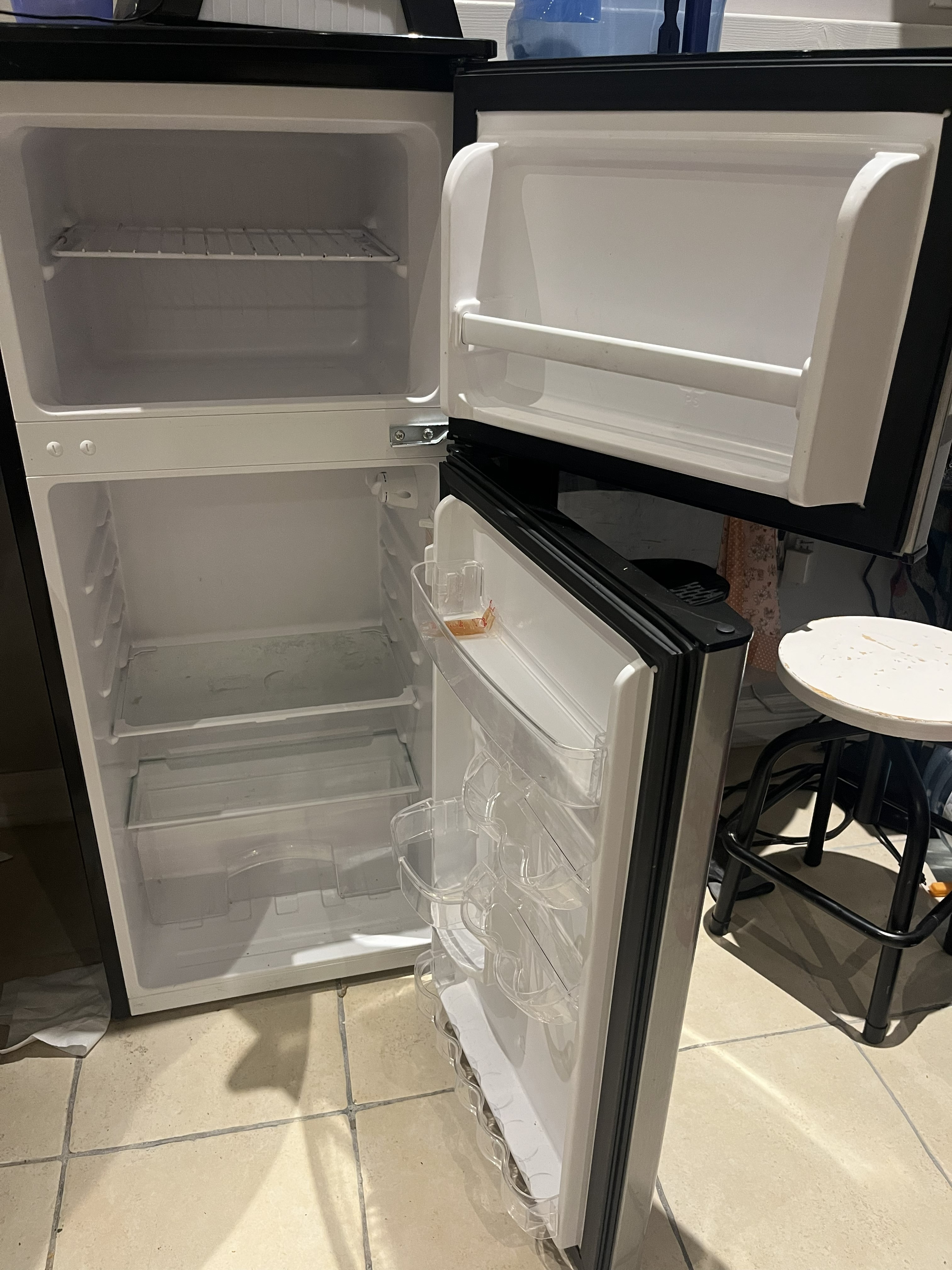 Magic Chef HMDR450SEF Mini Fridge - photo 2