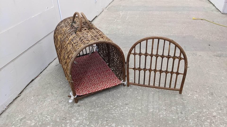 Beautiful Vintage Wicker Pet Carrier (Dog or Cat)