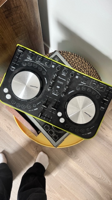 Pinoneer DDJ-WeGO is an ultra-compact DJ Controller.