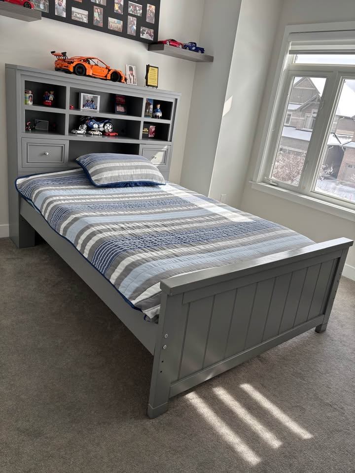Full/Double Bedroom Set with Dresser & Mirror