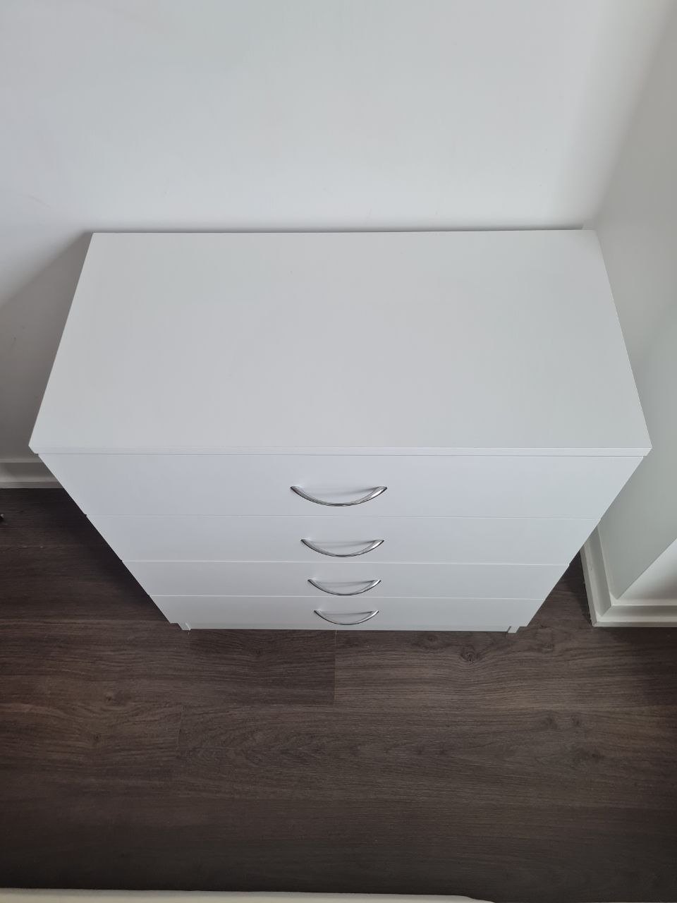 ️ Modern 4-Drawer Dresser, Clean & Compact Storage (Like New) - photo 4