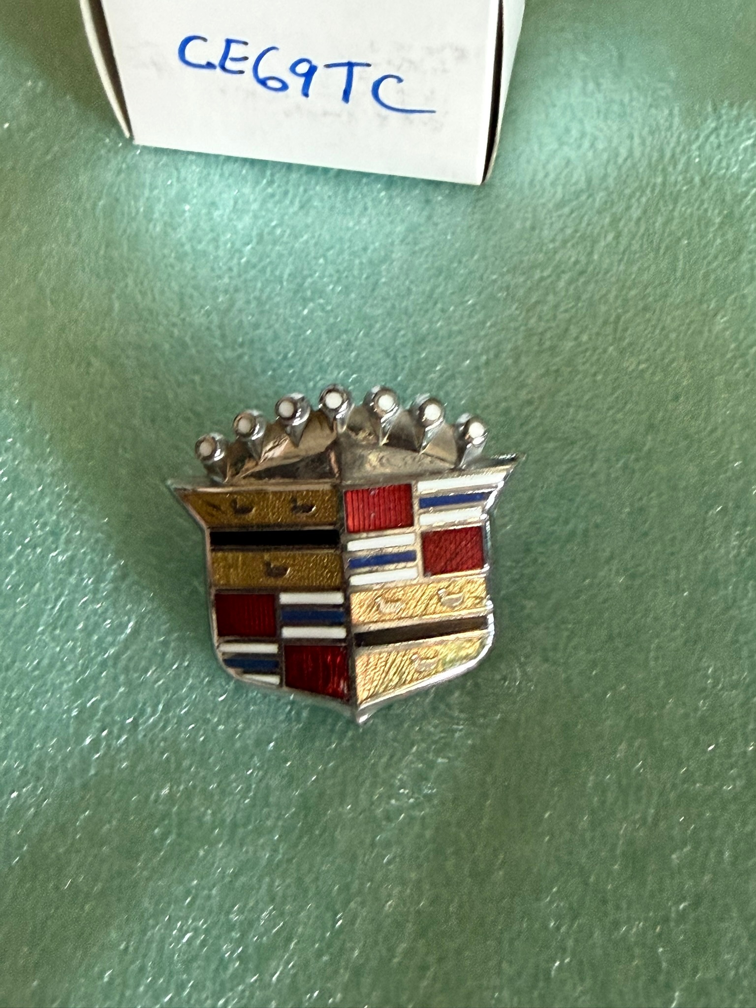 Emblem, Trunk Lock Crest, 1969 Cadillac Eldorado - photo 3