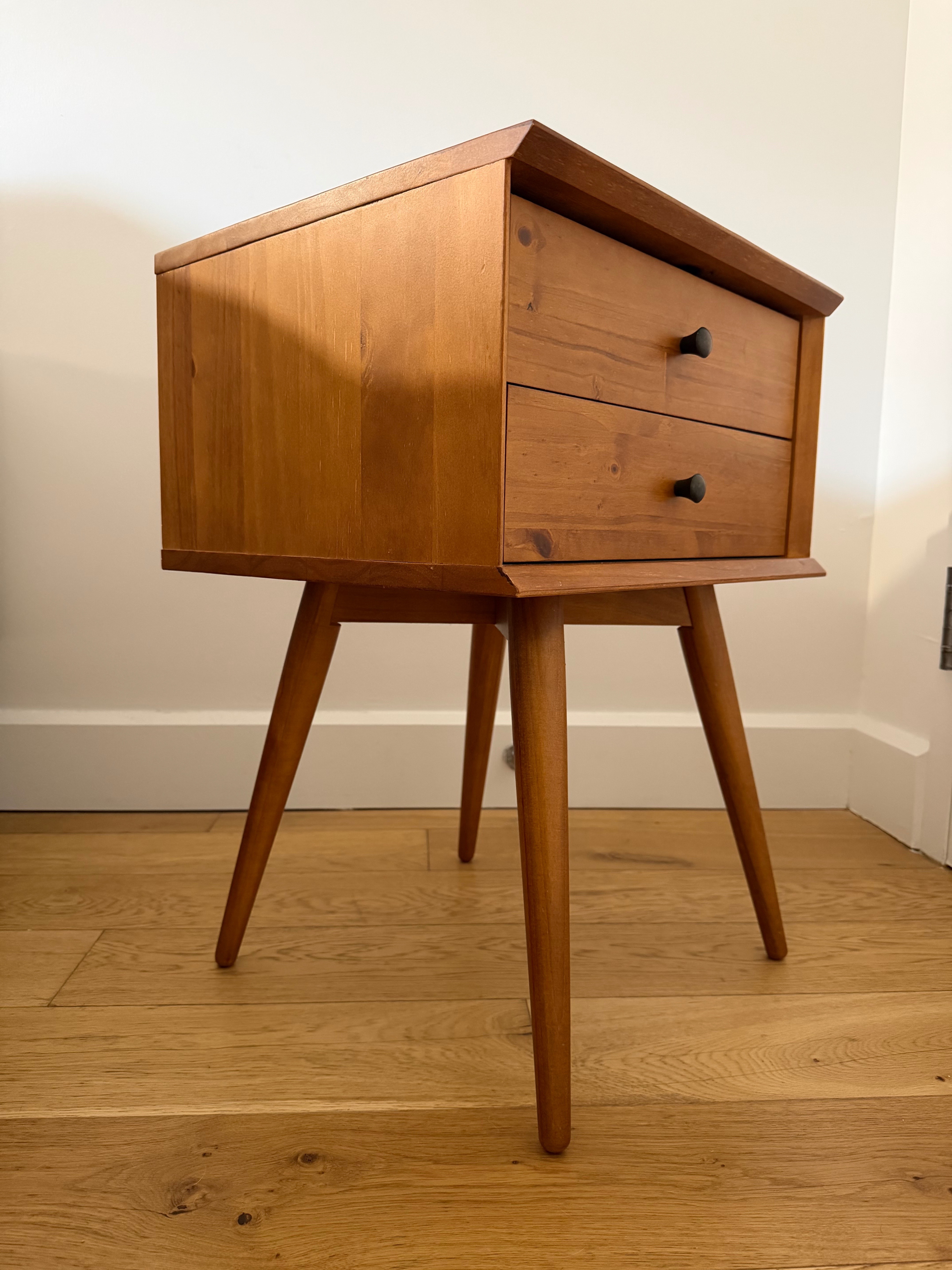 Mid-Century Modern Nightstand (2 Drawers) – George Oliver - photo 2