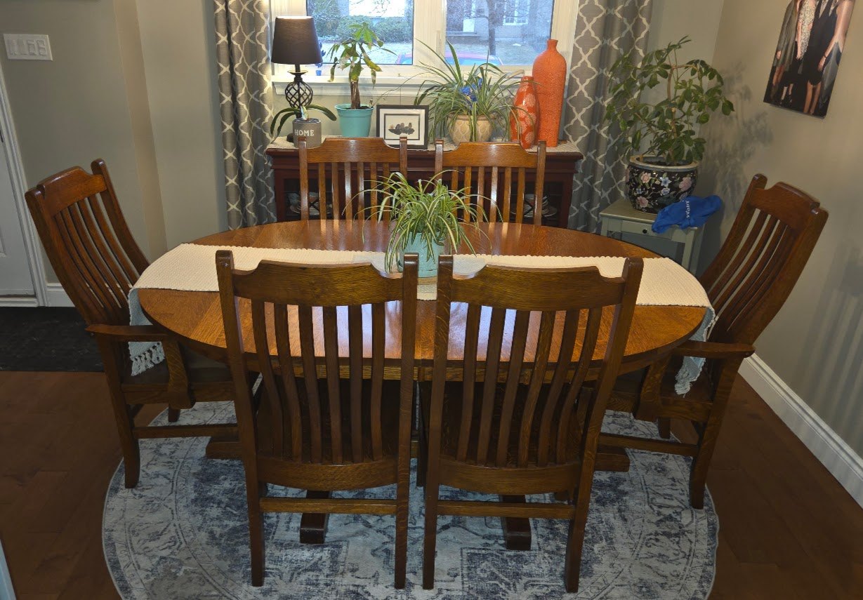 EXTREMELY SOLID, OAK DINING SET WITH 4 LEAVES & 6 CHAIRS!