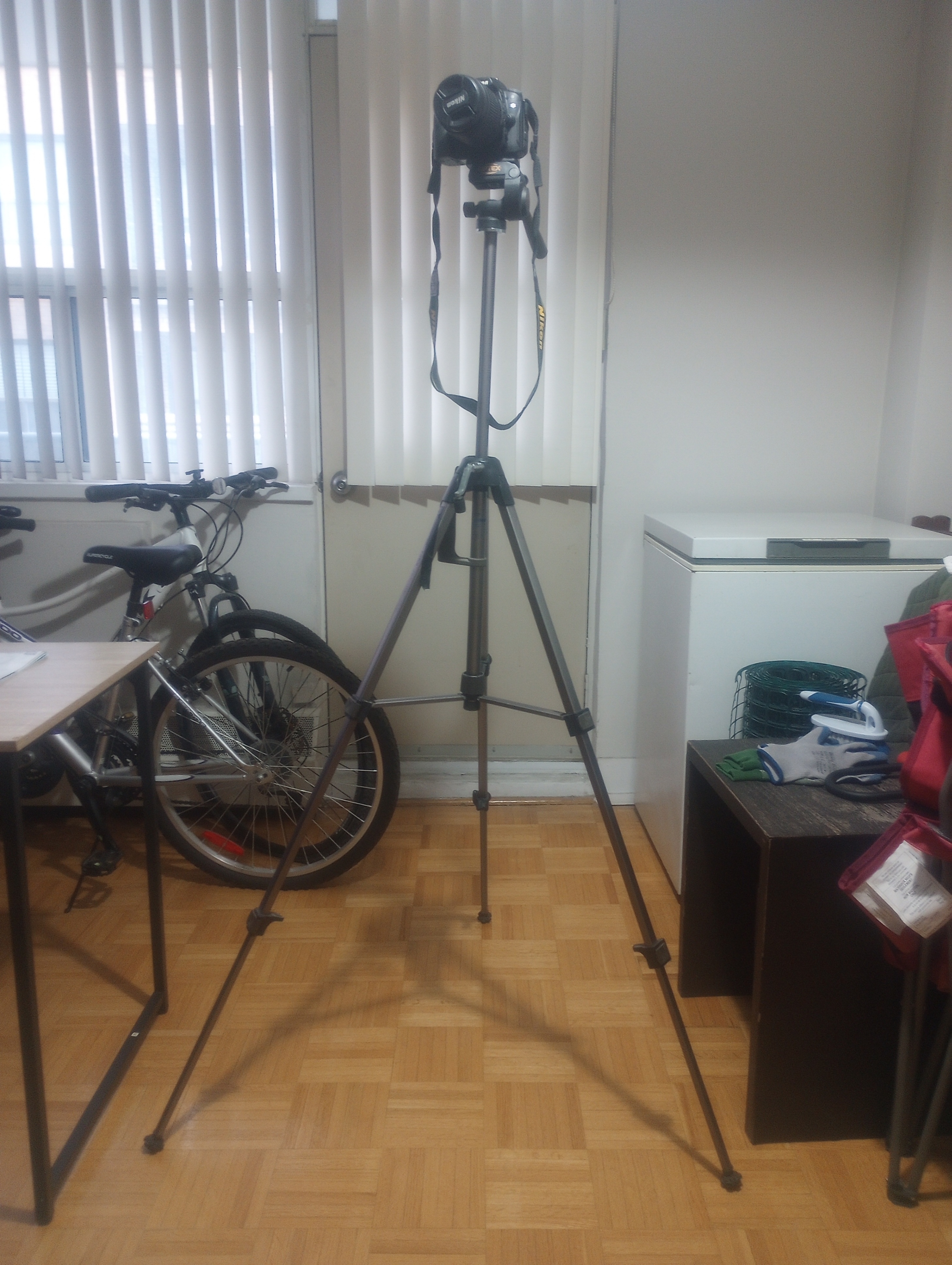 Nikon D90 DSLR Camera, Carry Bag, Tripod, SD Card, and more - photo 5