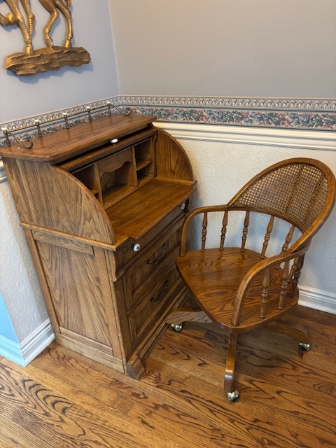 Pulaski RollTop Desk + Oak Captains Chair (Keepsakes Collection) - photo 3
