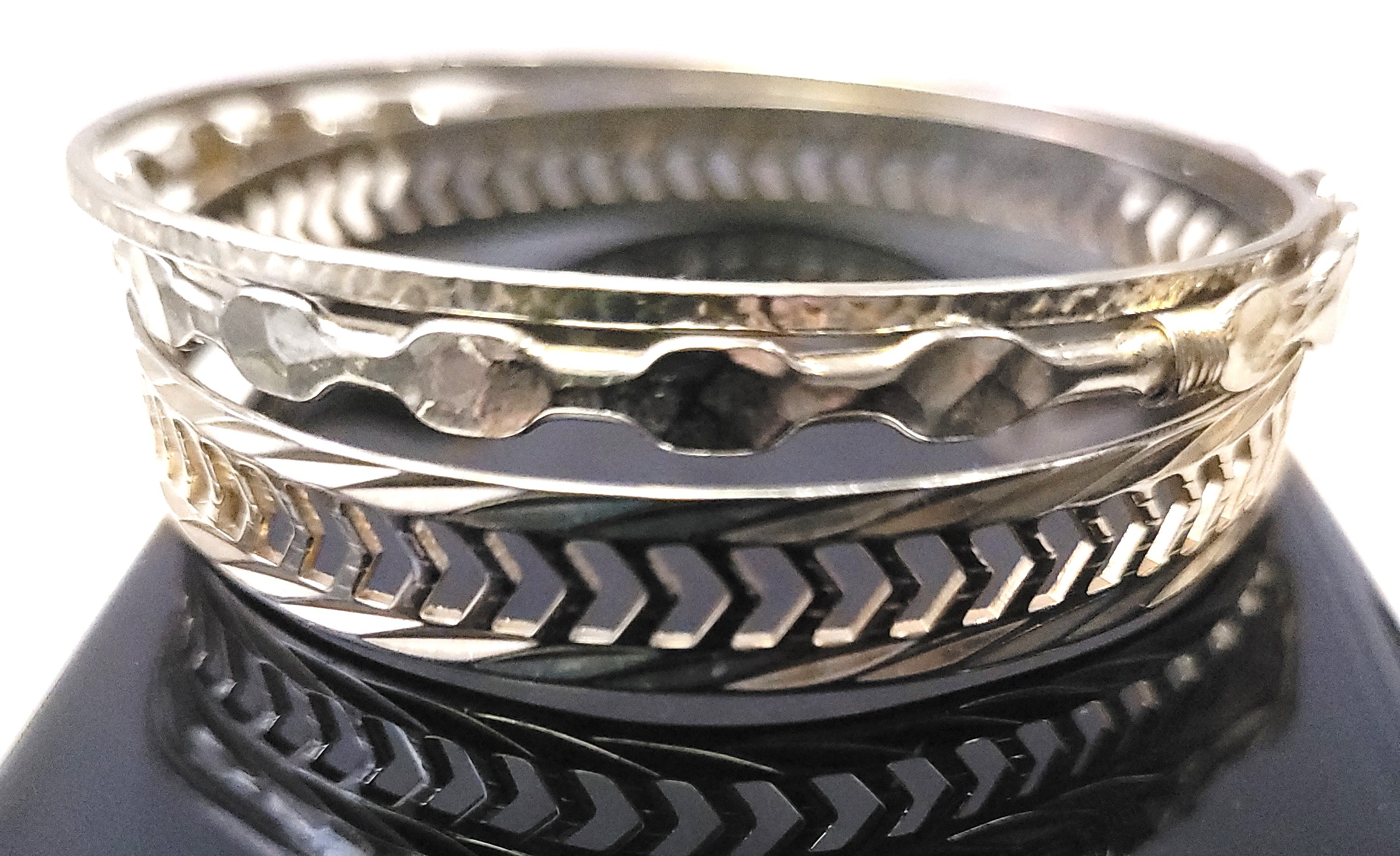80s Silver Tone Bangle Bracelet Set (3) Chevron Cutout Hammered - photo 5
