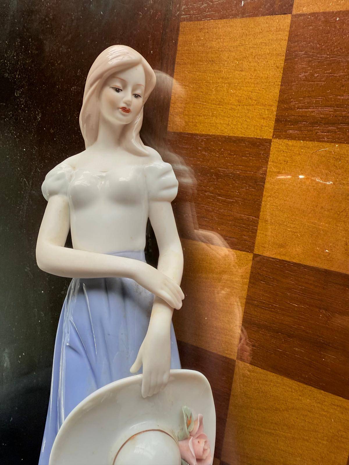 Elegent woman statue