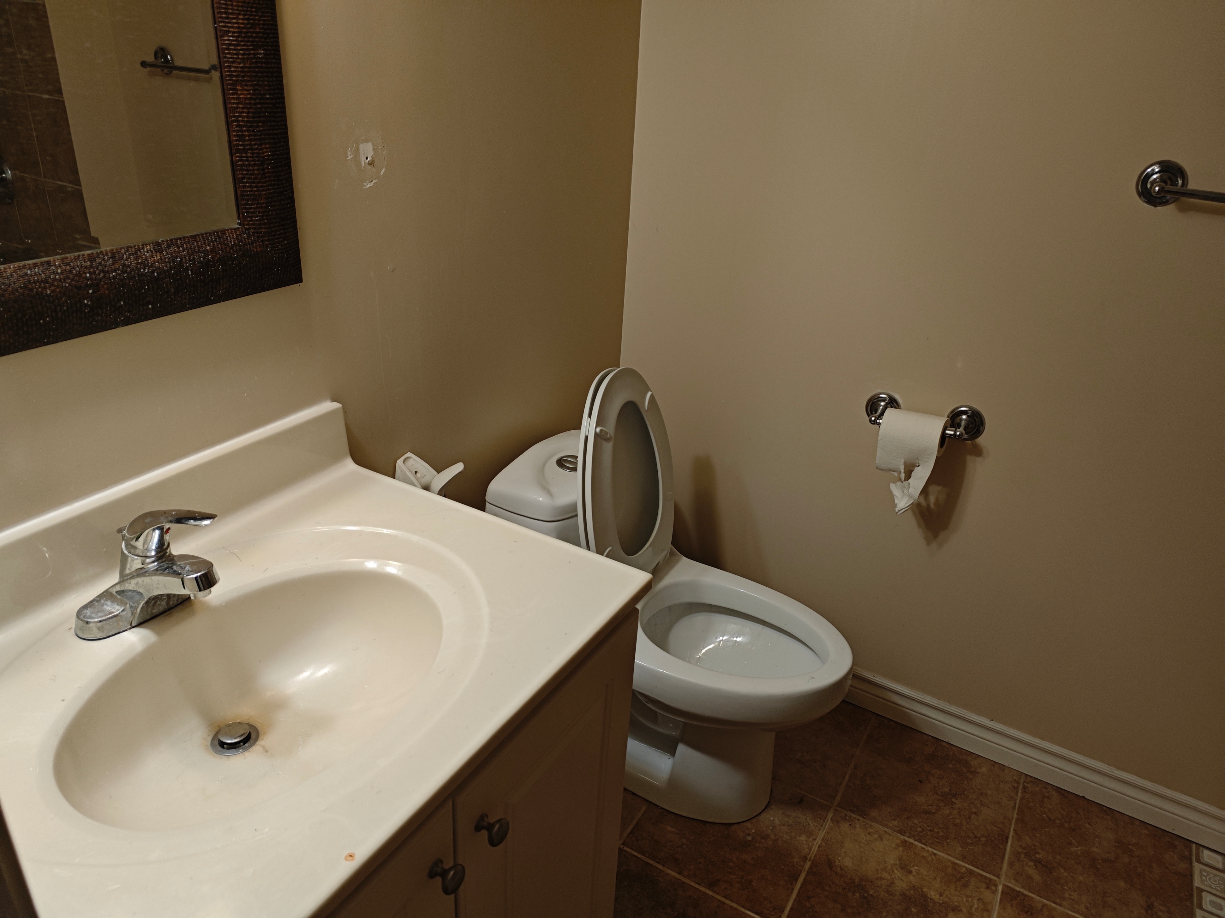 Spacious & Modern Bedroom Lower-Level Suite Shared Bath - photo 4