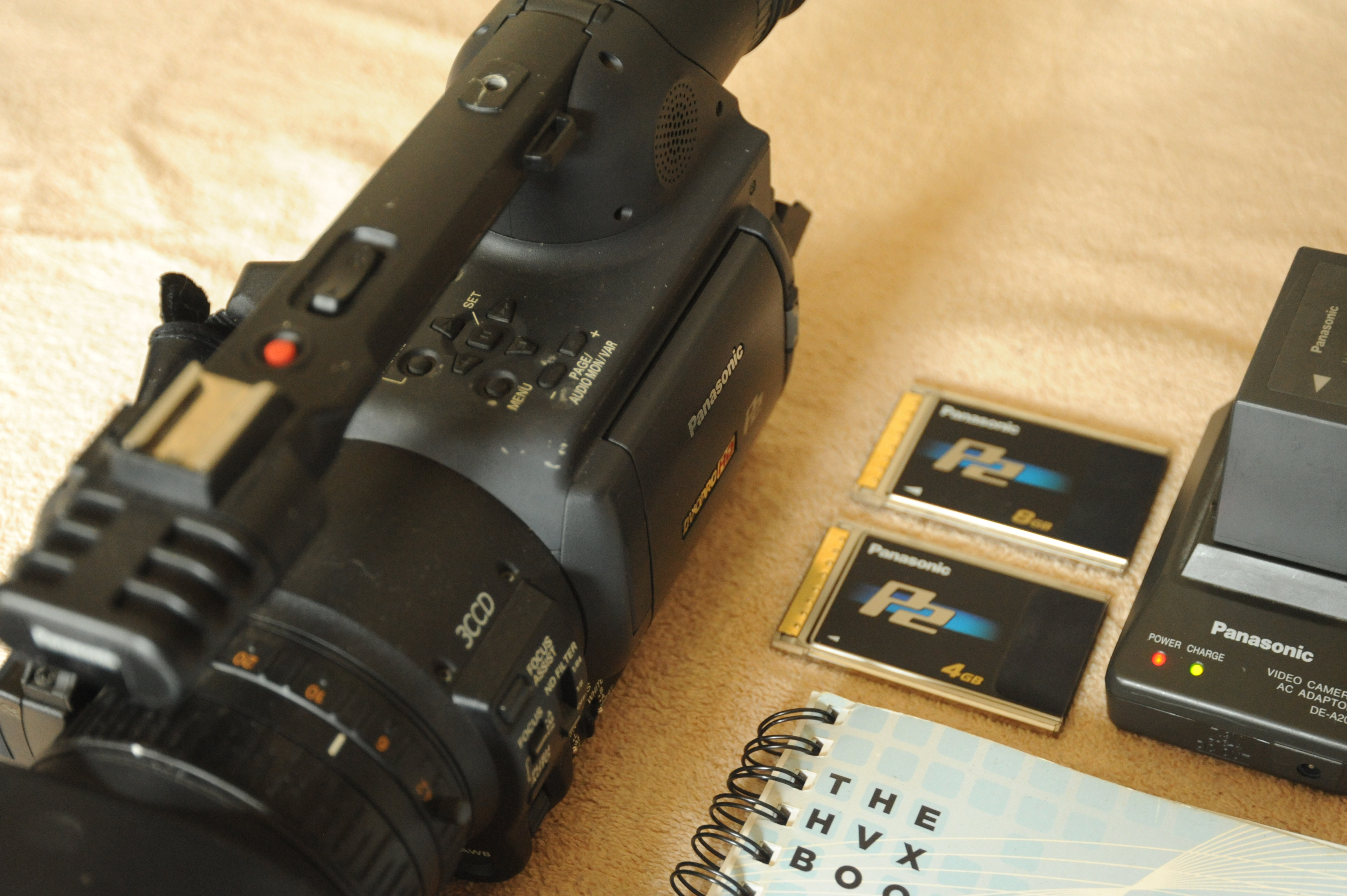 Panasonic 3CCD HVX200 Camcorder + 2 P2 Cards - photo 2