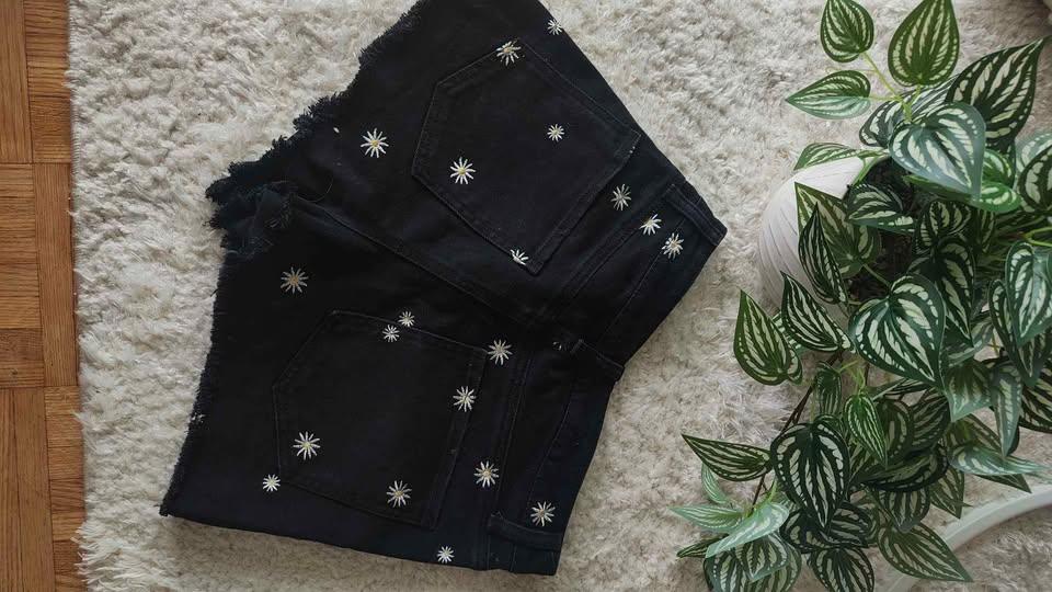 Black Daisy Shorts - Size 26/S - photo 4